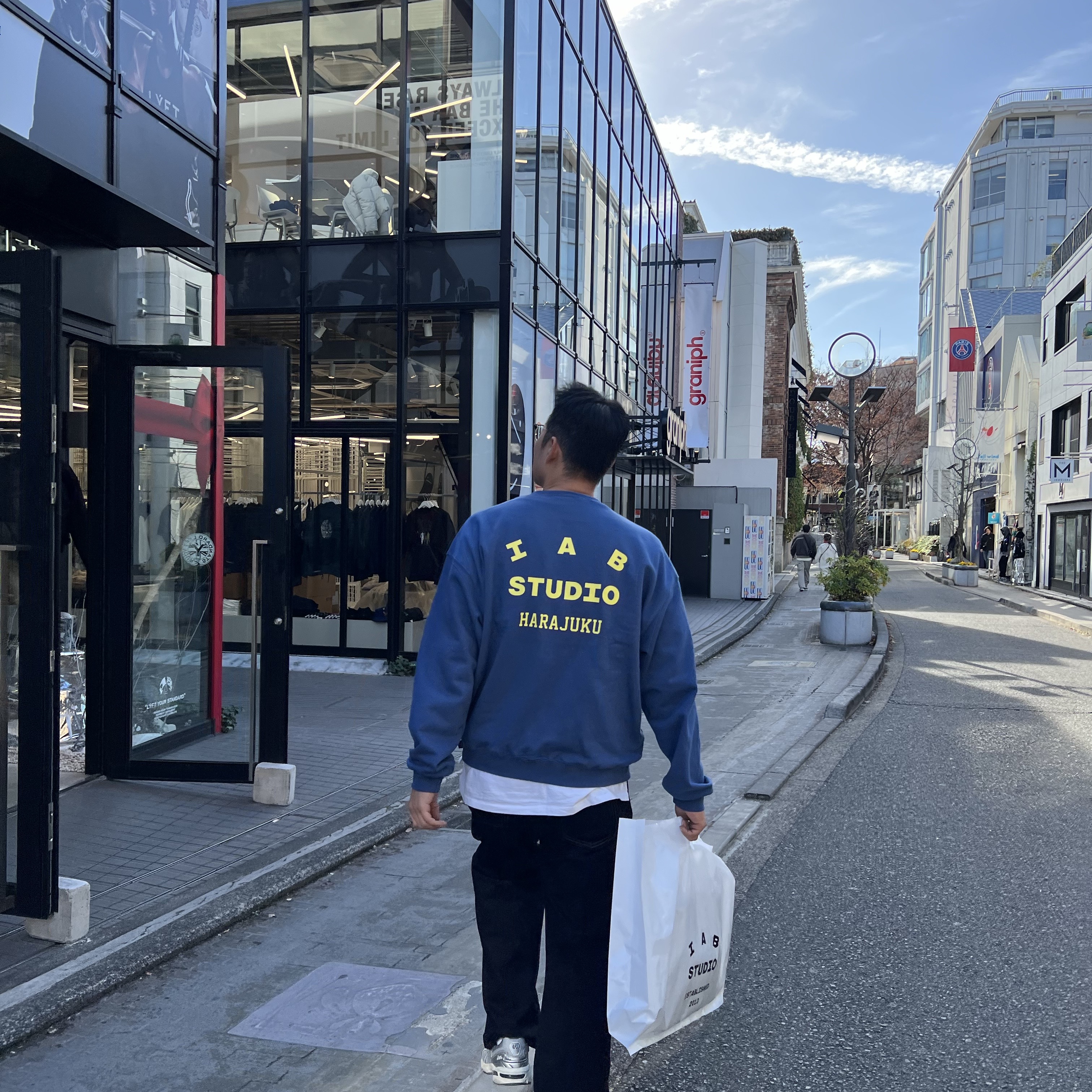 IAB Studio Harajuku Sweatshirt Navy - Harajuku Exclusive 착용 스타일