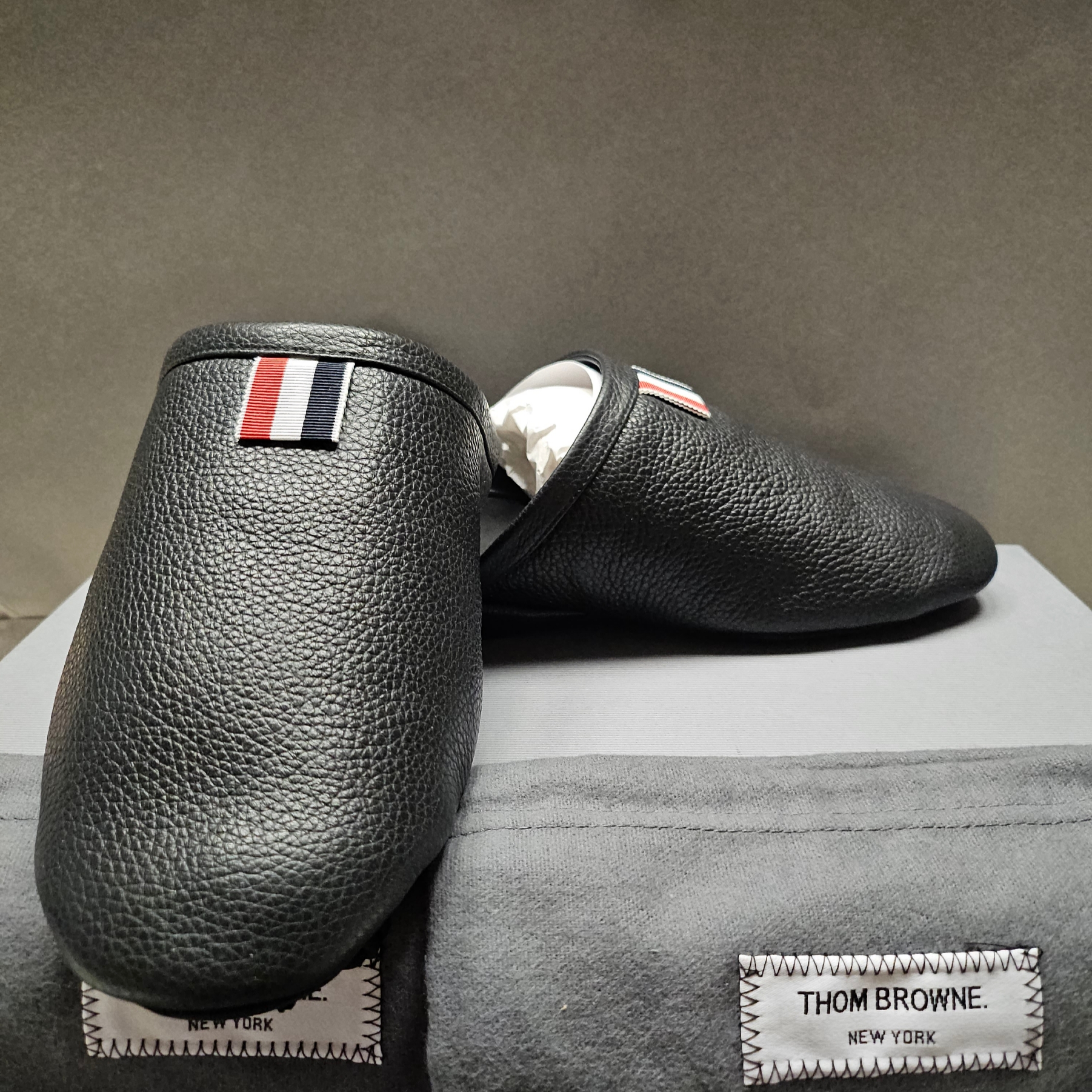 Thom Browne Pebbled Grosgrain Tab Slipper Black 착용 스타일 - 3