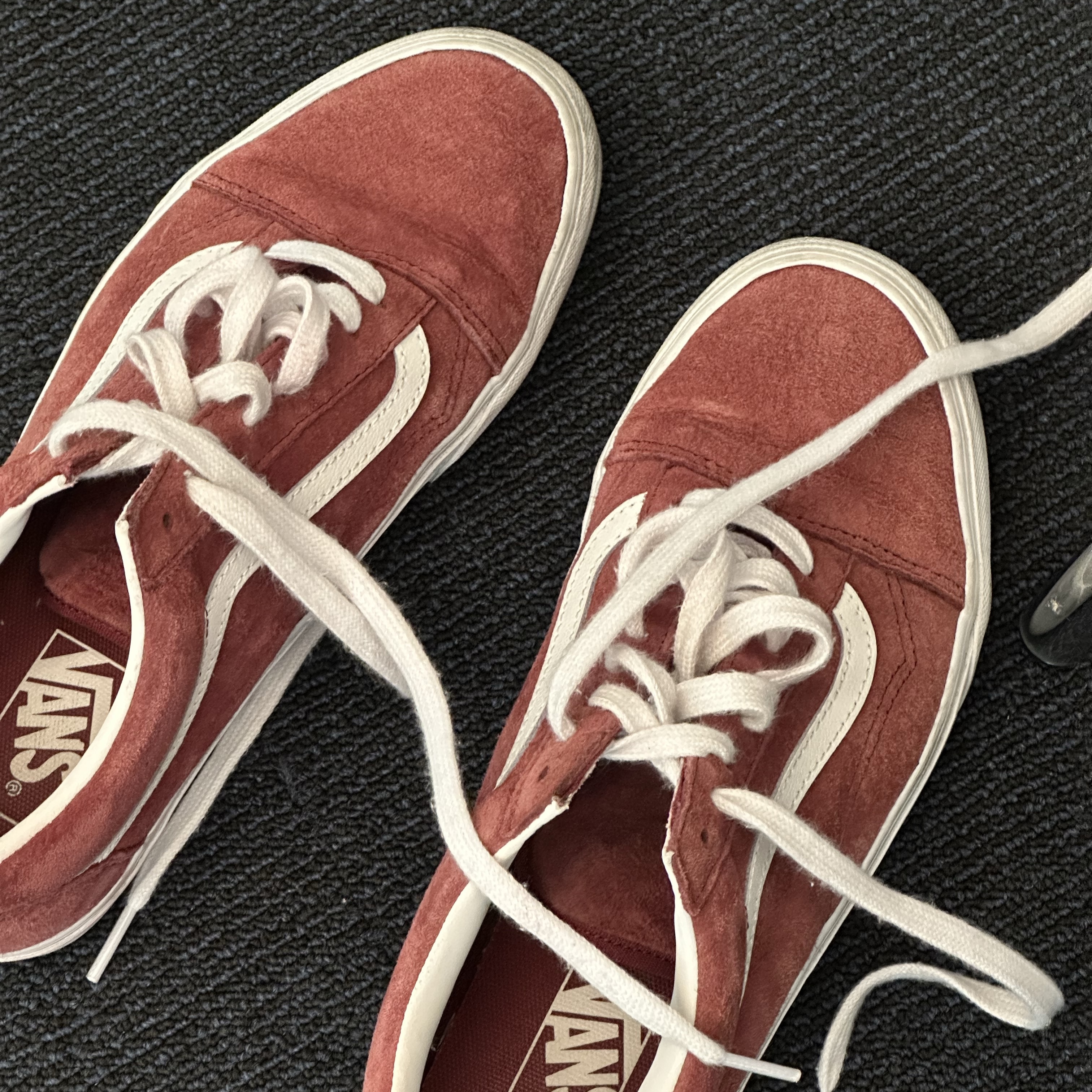 Vans Old Skool Pig Suede Tawny Port 착용 스타일