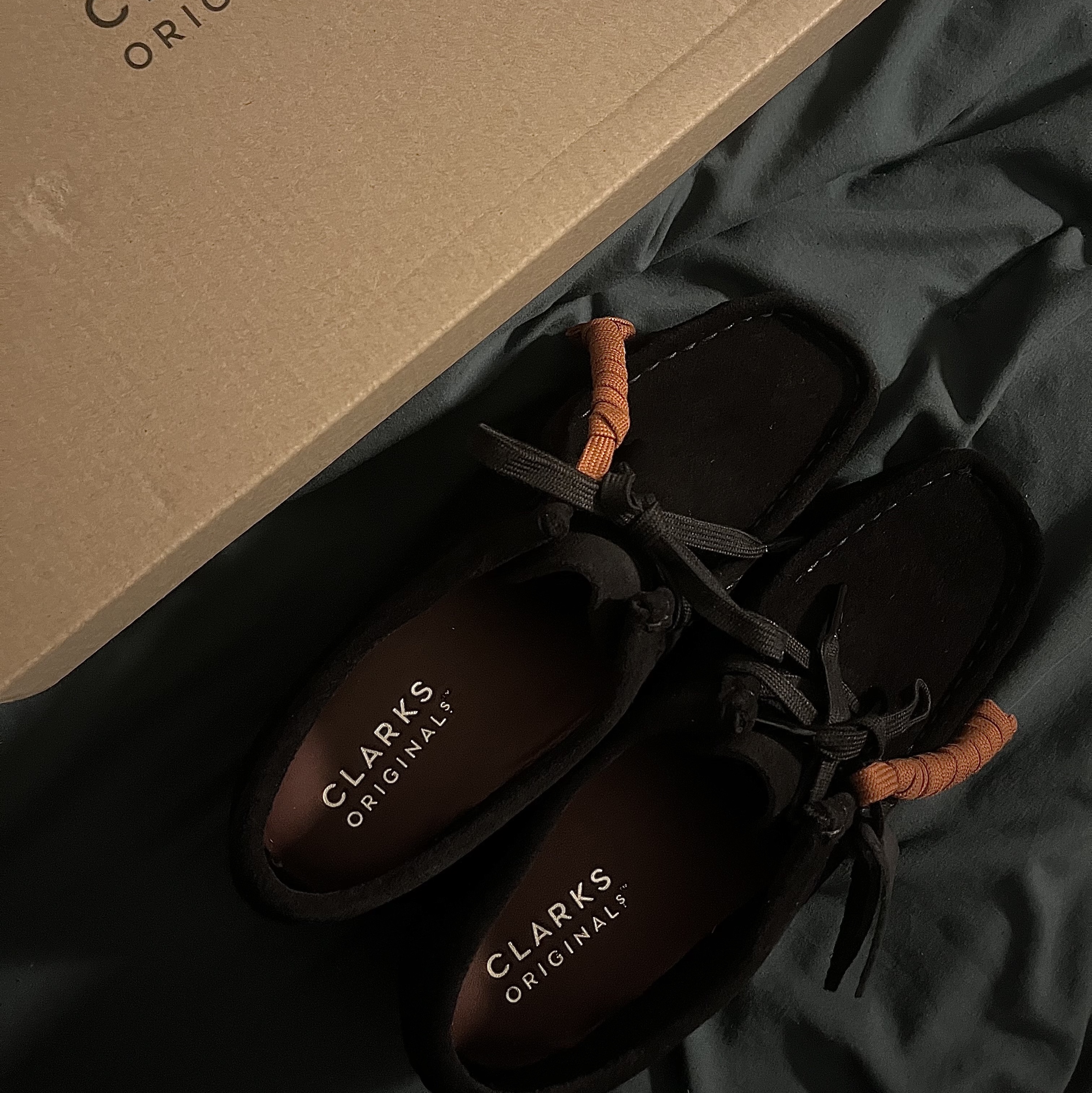 (W) Clarks Wallabee Black Suede 착용 스타일