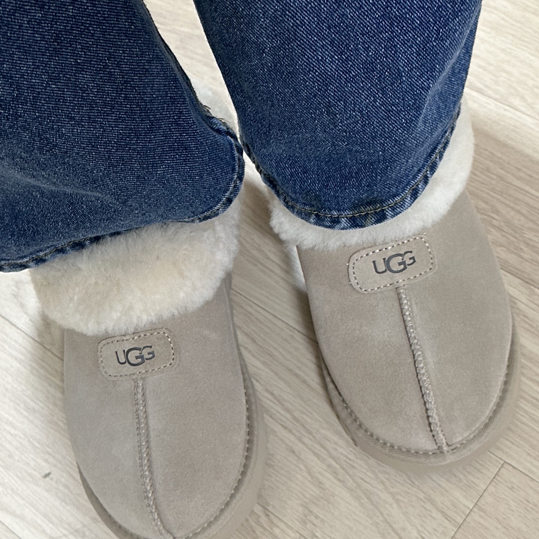 (W) UGG Tazzette Slipper Sand 착용 스타일