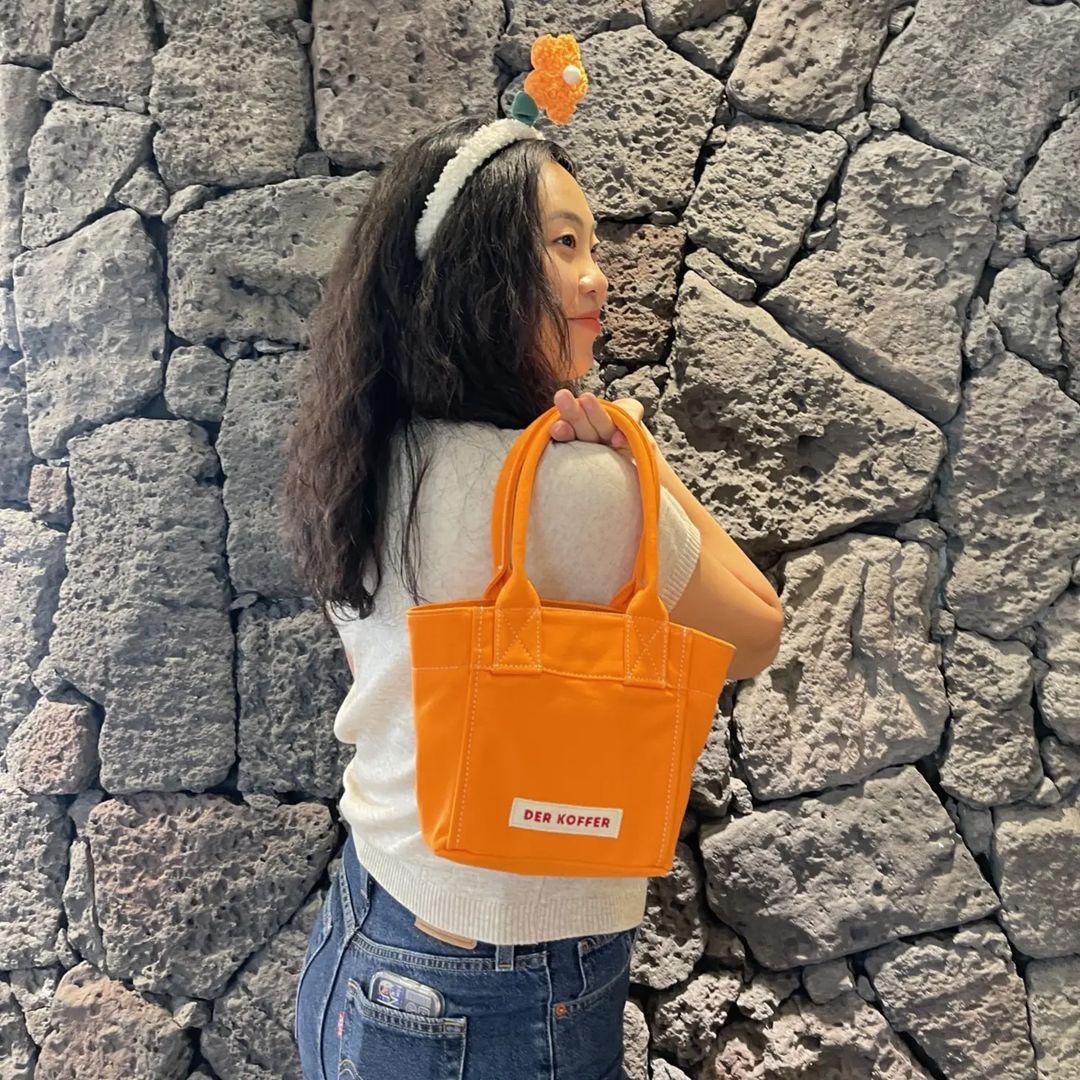 Der Koffer Shopper Canvas Mini Bag Baby Pink, Der Koffer Shopper Canvas Mini Bag Neon Yellow 착용 스타일