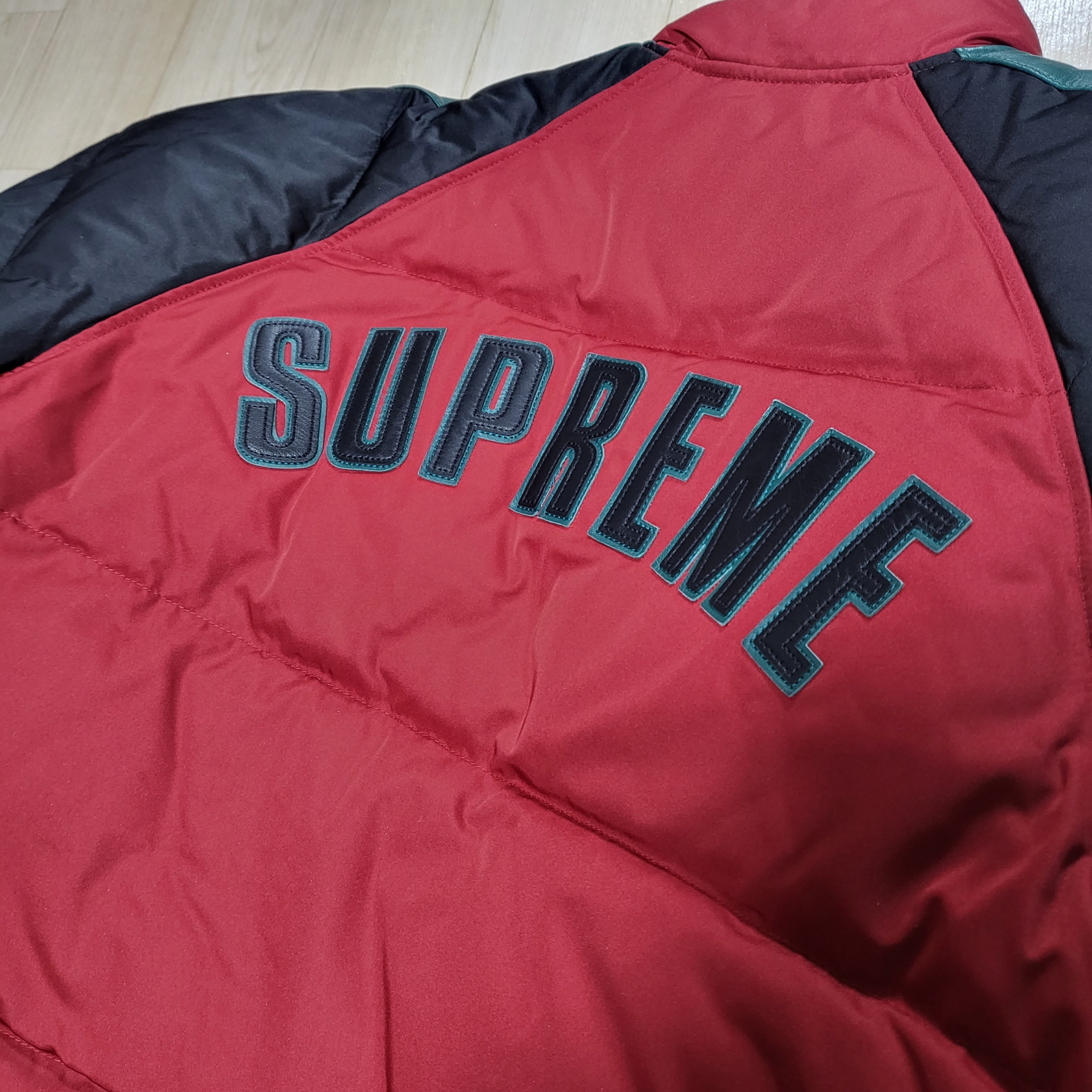 Supreme Star Sleeve Down Puffer Jacket Red - 23FW 착용 스타일 - 2