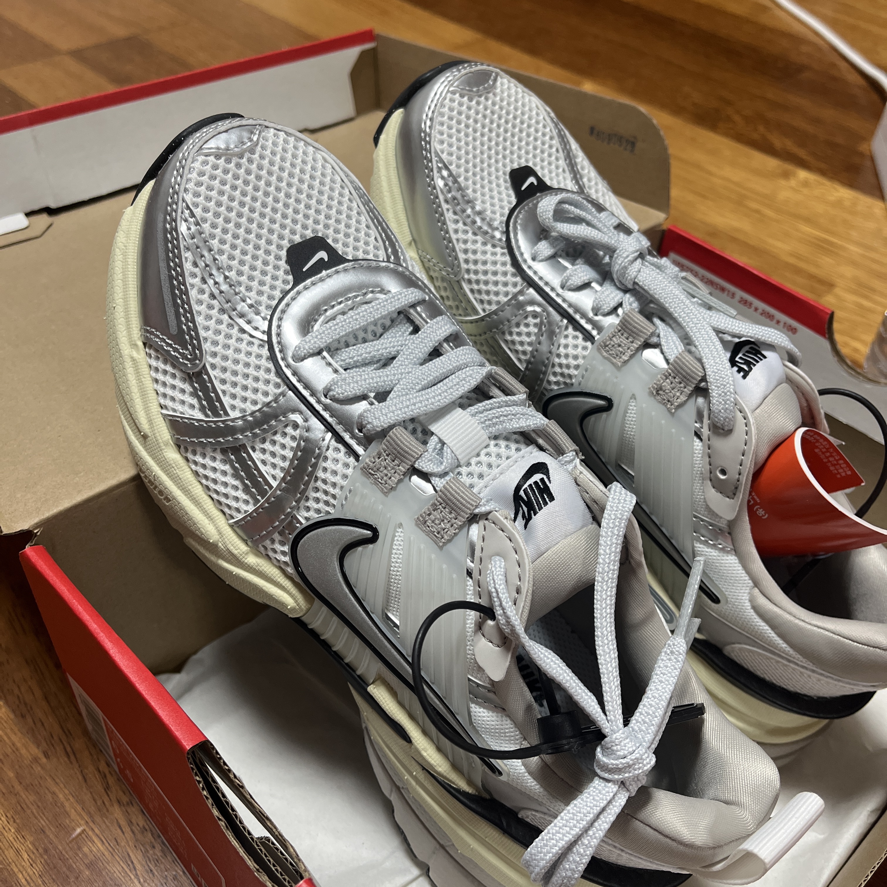 Nike V2K Run Summit White Metallic Silver 착용 스타일