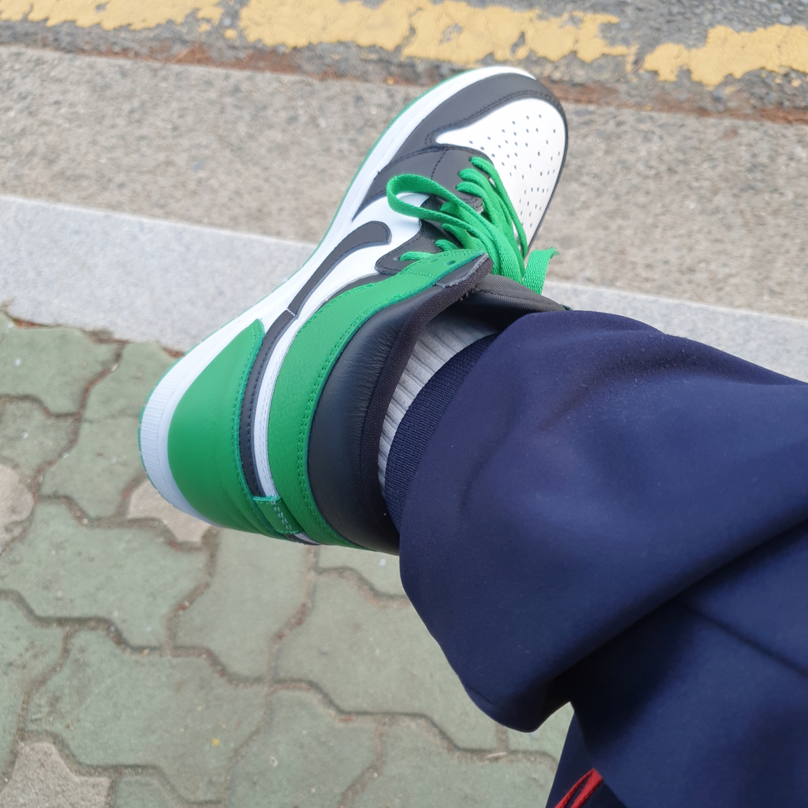 Jordan 1 Retro High OG Black and Lucky Green 착용 스타일