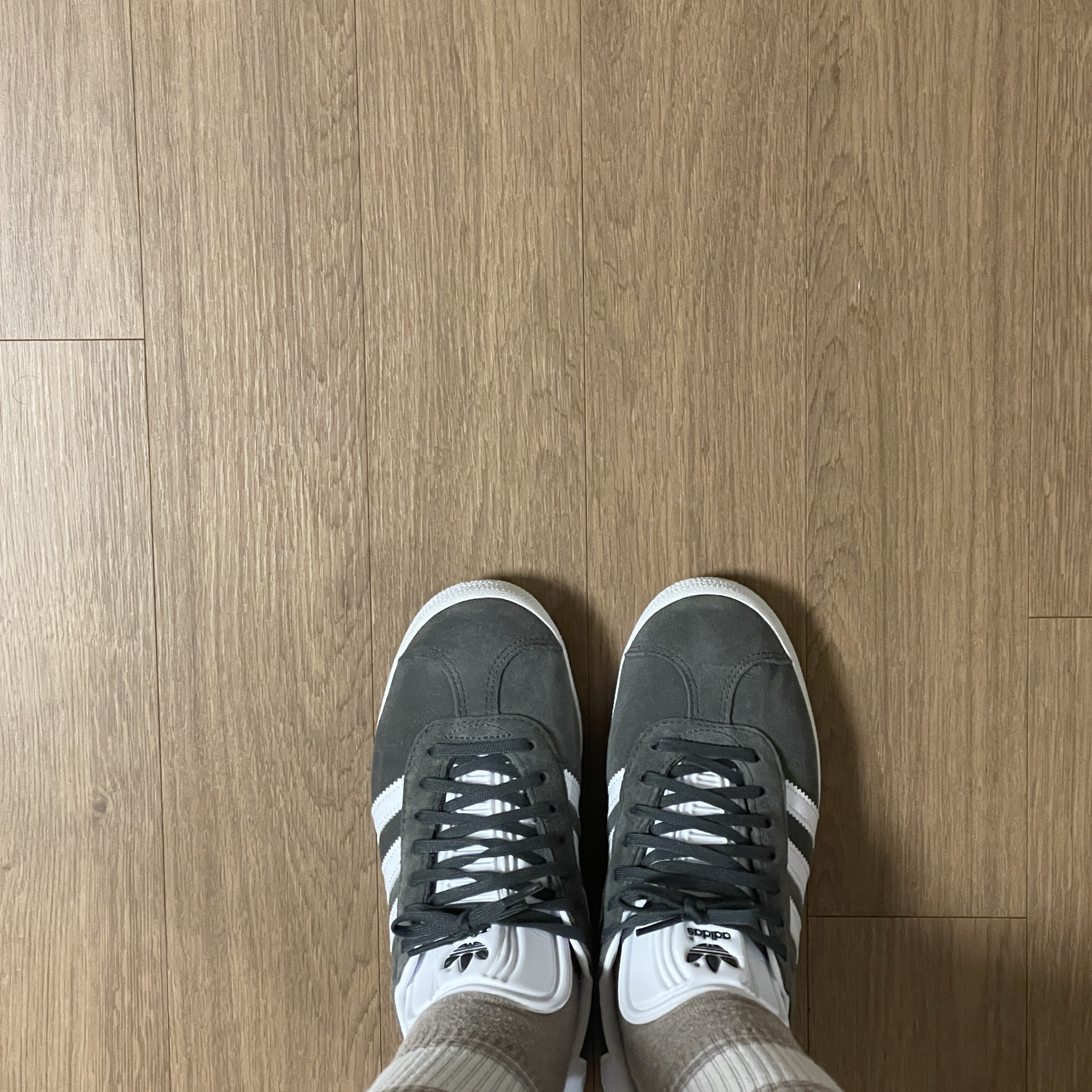 Adidas Gazelle Solid Grey 착용 스타일