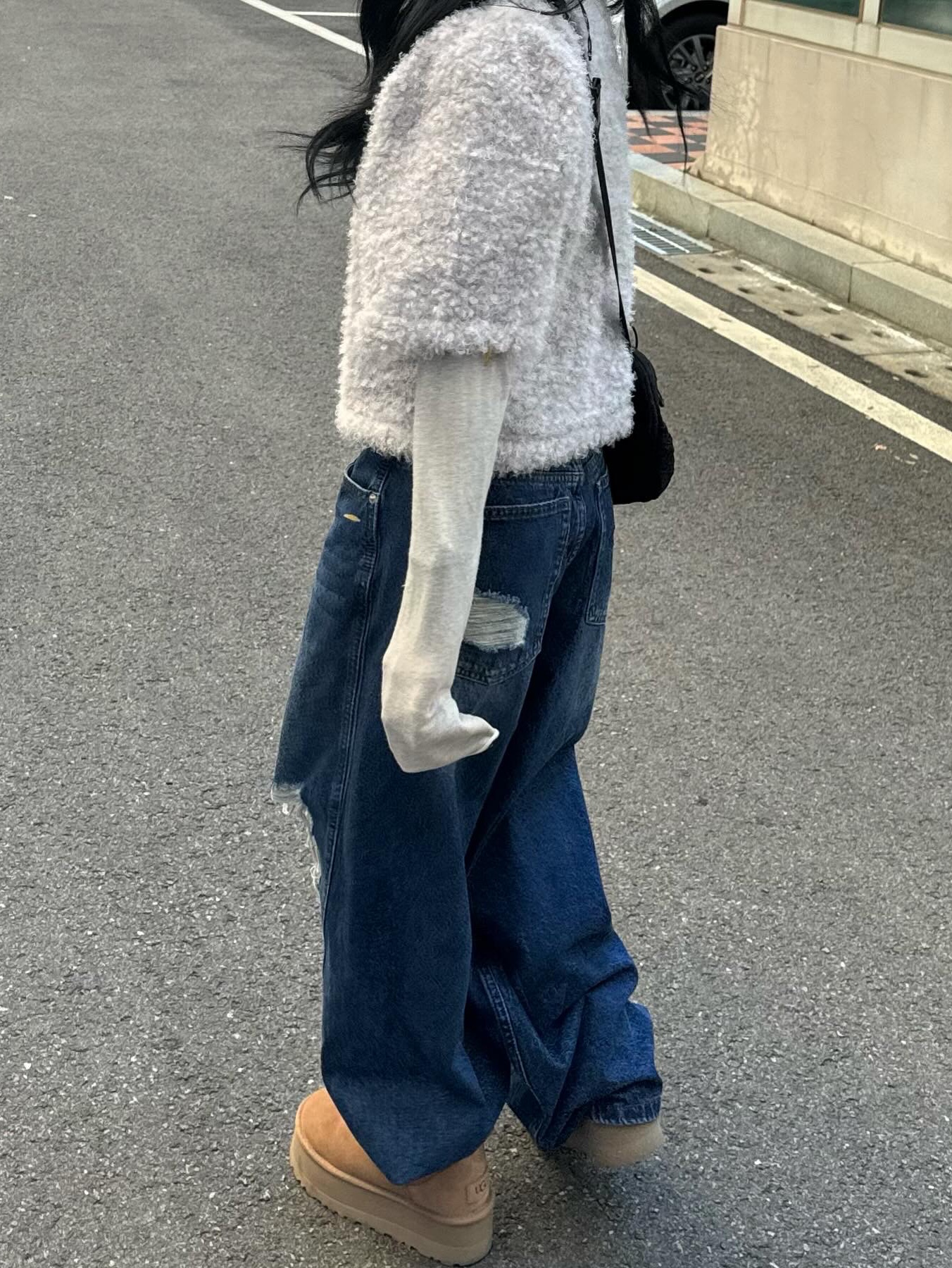Millo Women Curved Damage Wide Jeans Deep Blue 착용 스타일 - 5