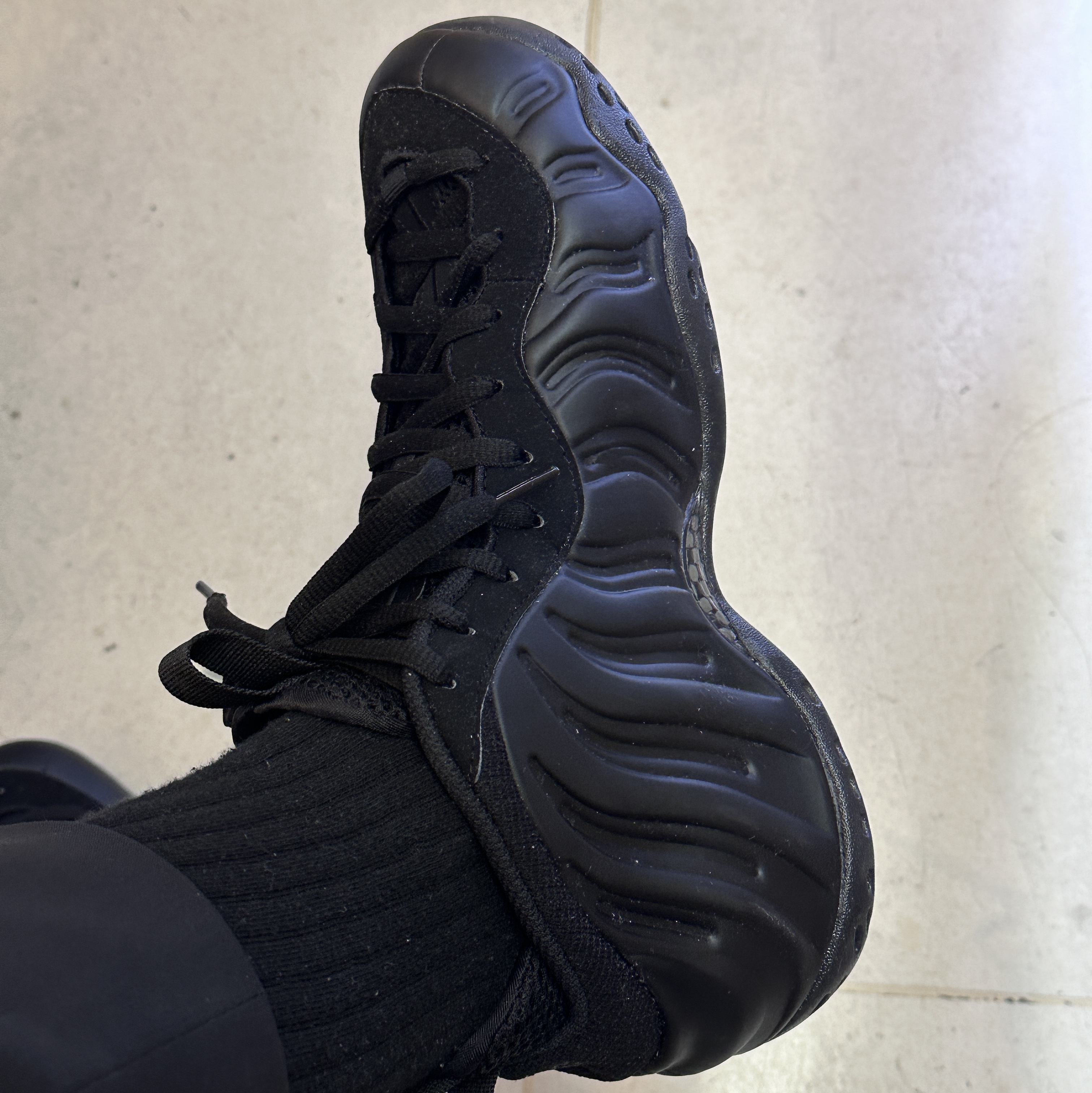 Nike Air Foamposite One Black Anthracite 착용 스타일