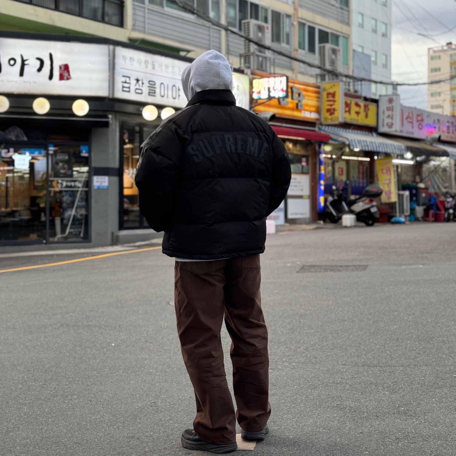 Supreme Star Sleeve Down Puffer Jacket Black - 23FW 착용 스타일 - 1