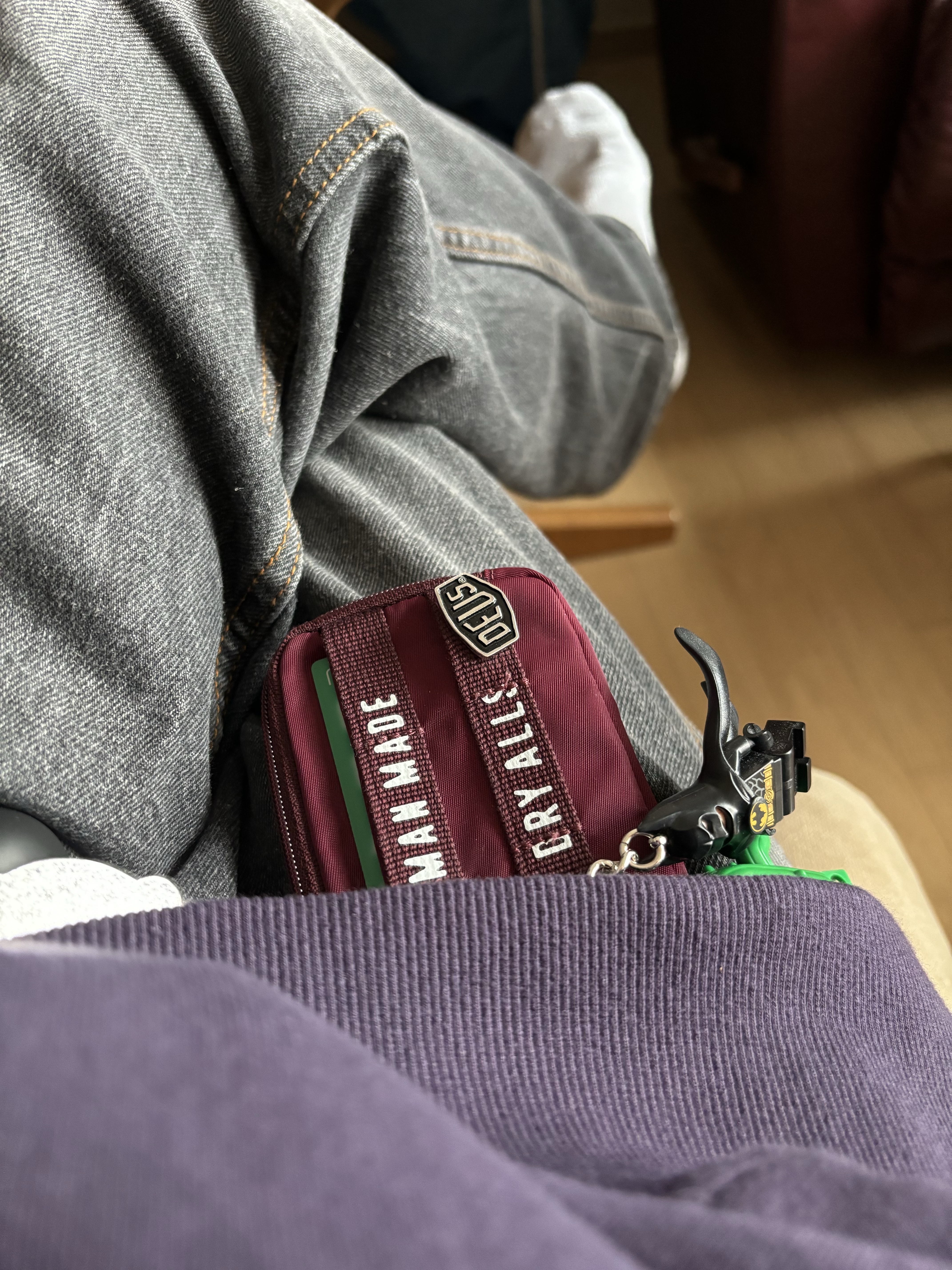 Human Made Military Card Case Red 착용 스타일
