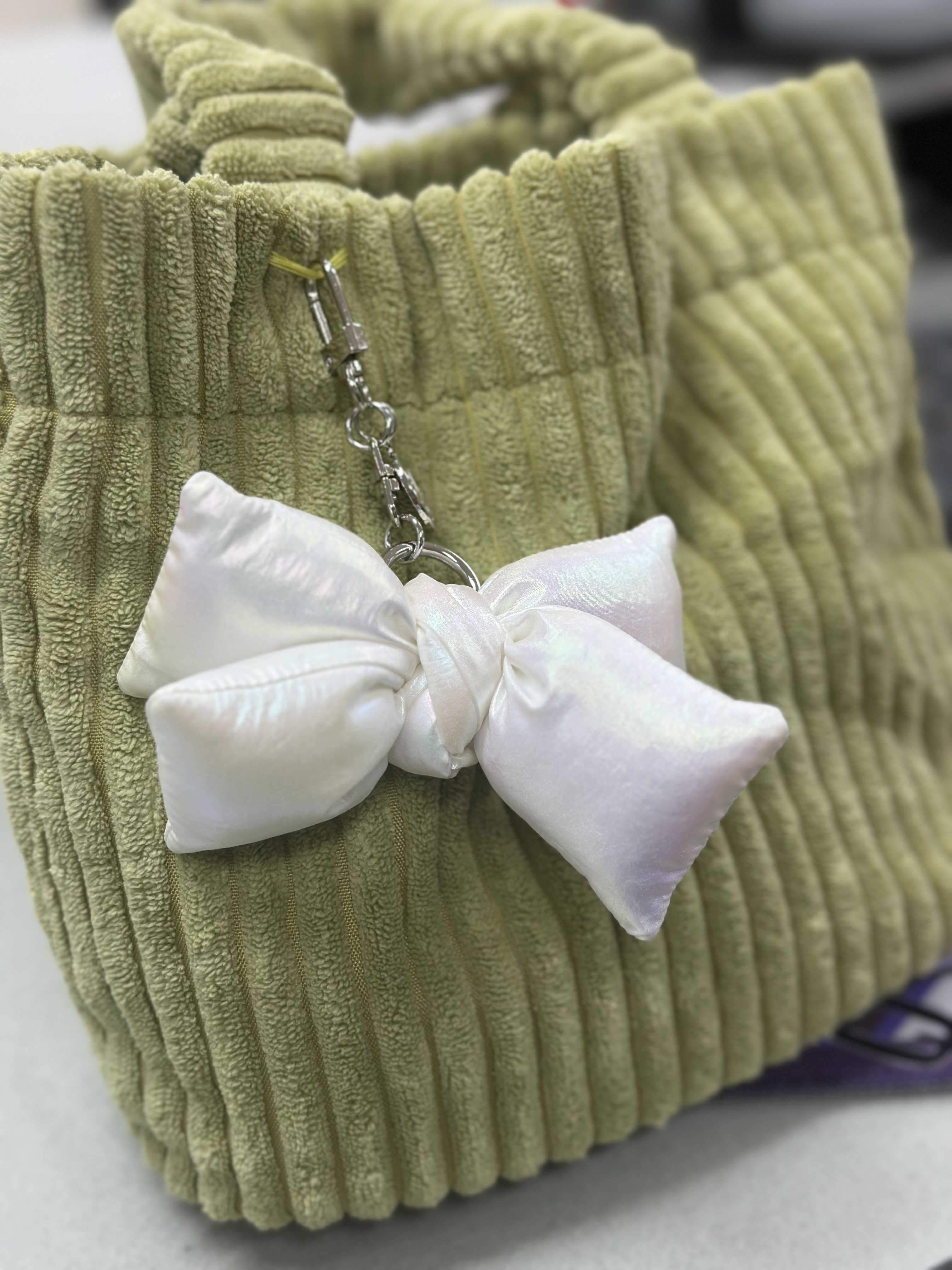 [KREAM 단독] Bloomingtale Padded Ribbon Keyring White 착용 스타일