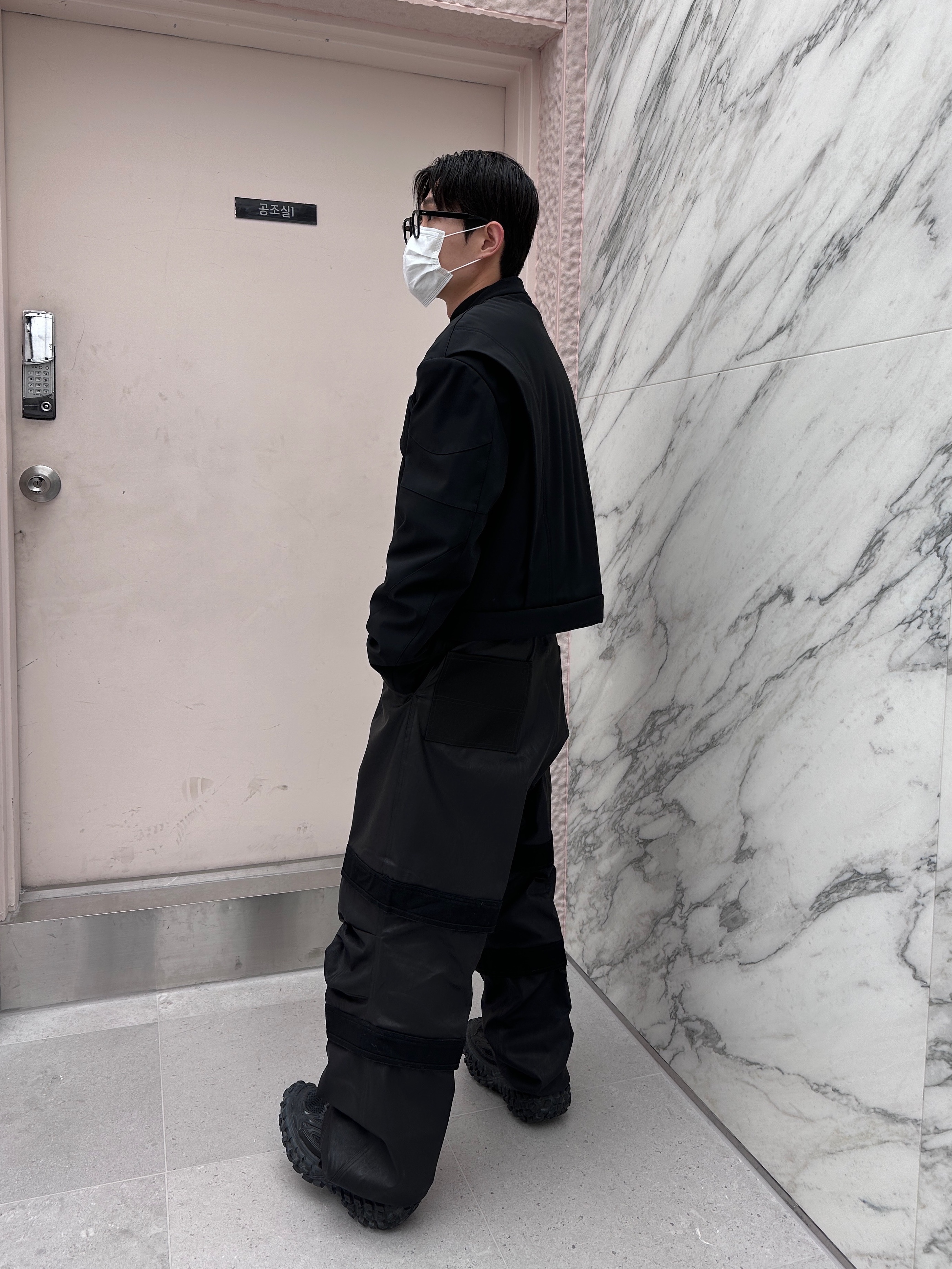 Farfromwhat Far Layered Work Pants Coated Black, Nonnod SS Cropped Rider Jacket Matt Black 착용 스타일 - 3