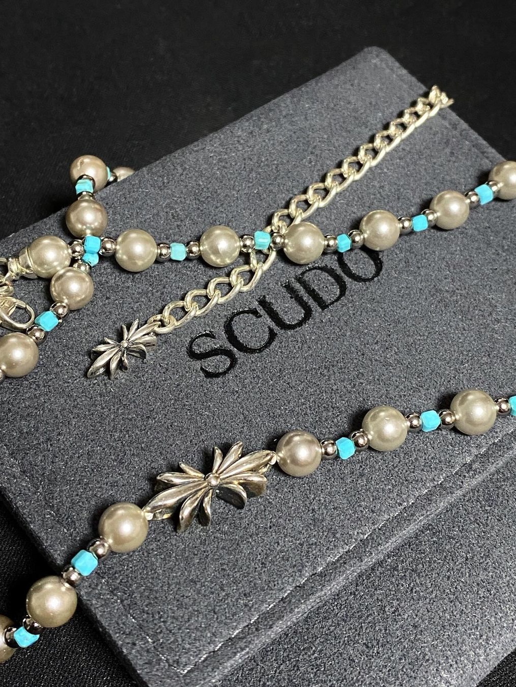 Scudo Dust Grey Pearl Blue Necklace 착용 스타일 - 2