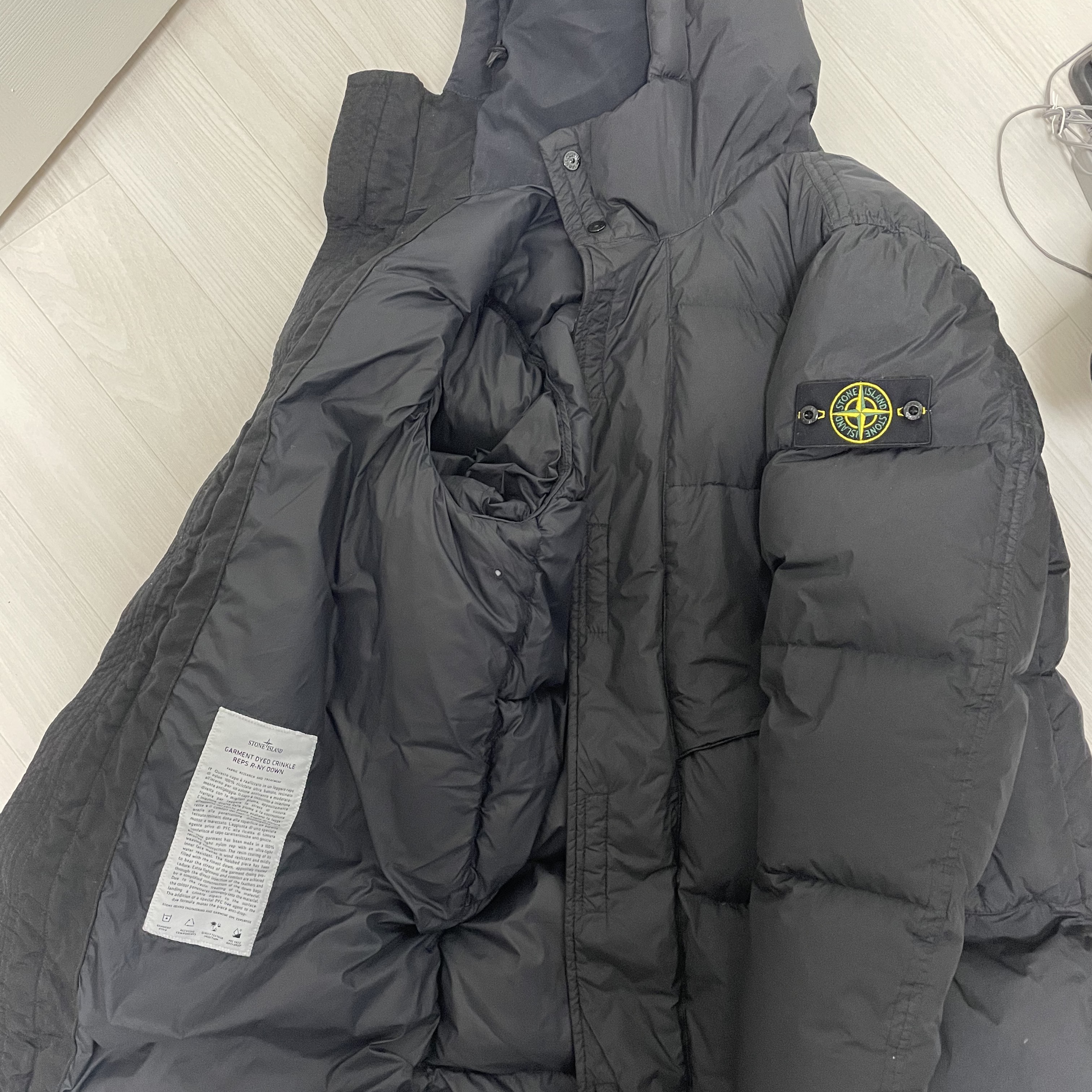 Stone Island 70323 Garment Dyed Crinkle Reps Recycled Nylon Down Black - 23FW 착용 스타일