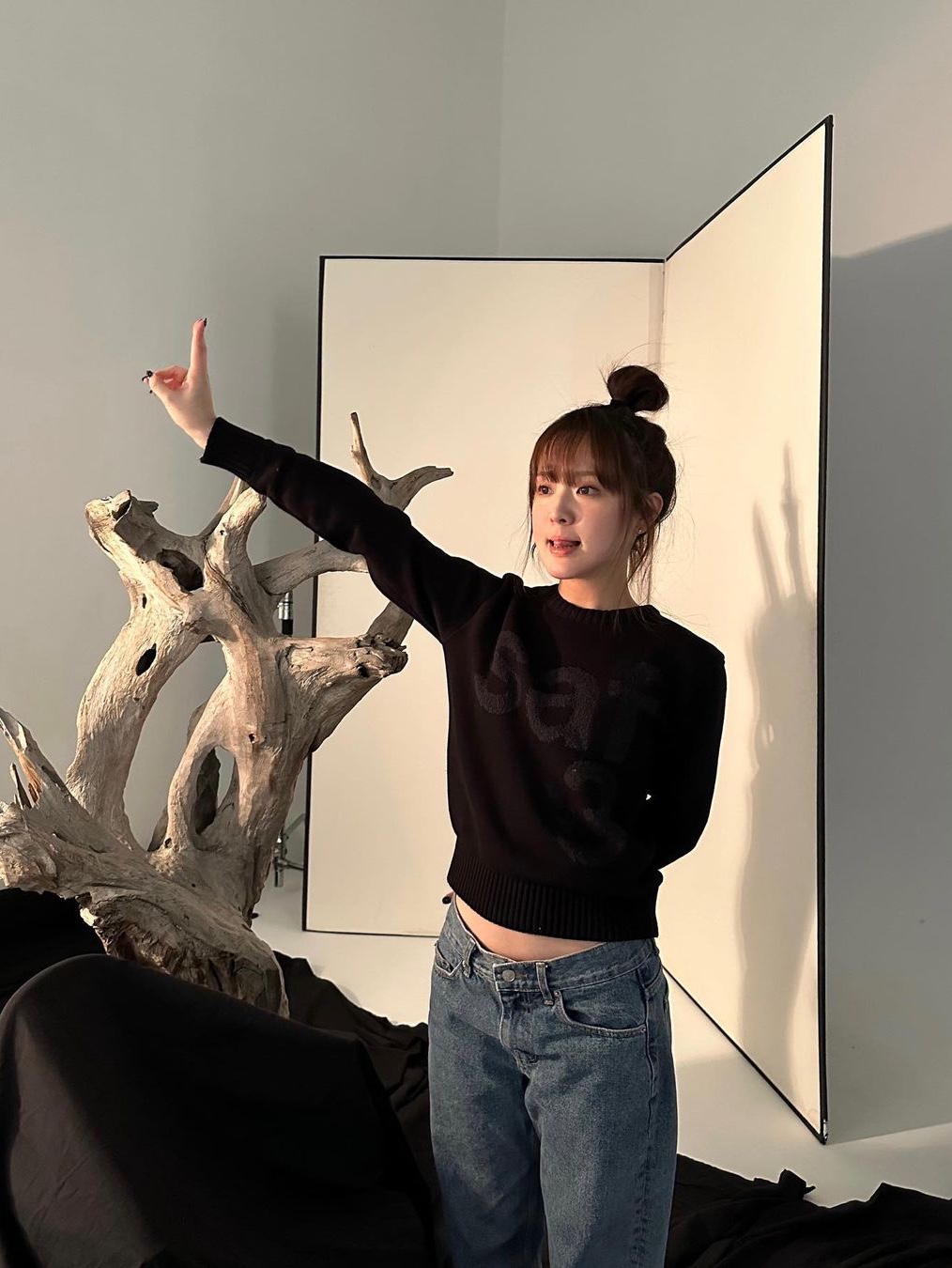 [KREAM 단독] Safarispot Basic Safari Knit Brown, [KREAM 단독] Safarispot Women Basic Safari Knit Black 착용 스타일
