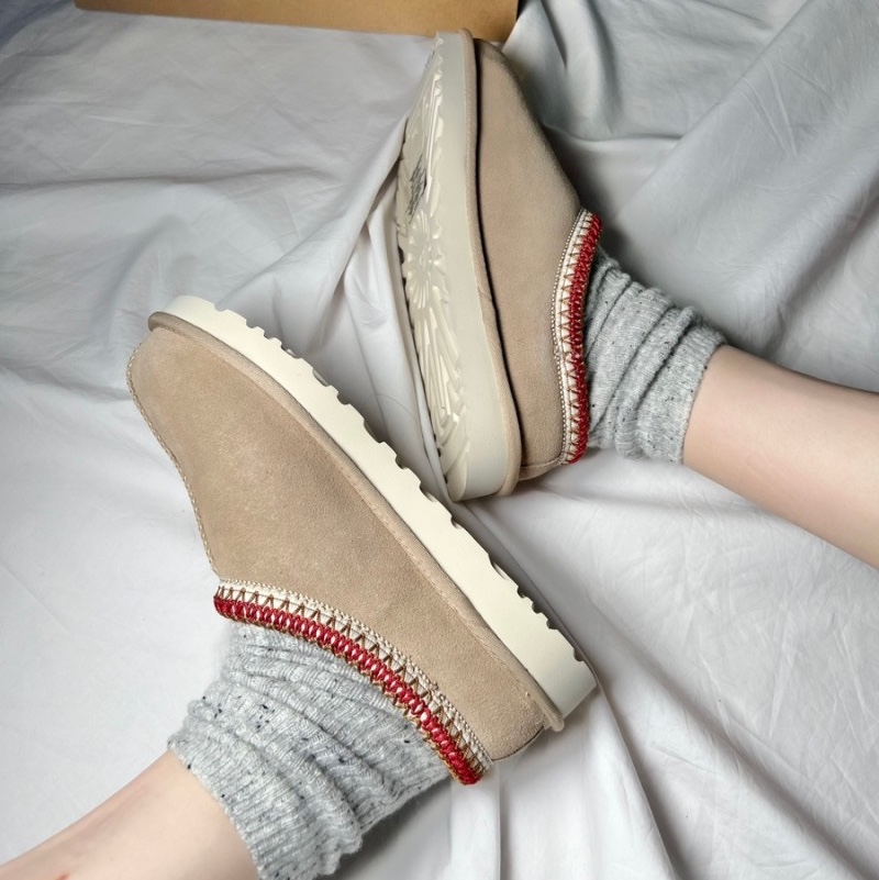 (W) UGG Tasman Slipper Sand Dark Cherry 착용 스타일