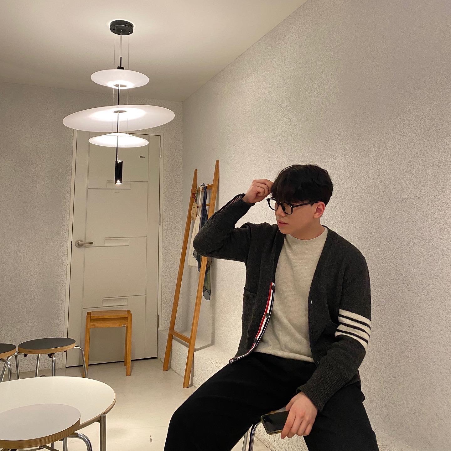 Thom Browne Shetland 4-Bar Classic Cardigan Dark Grey 착용 스타일
