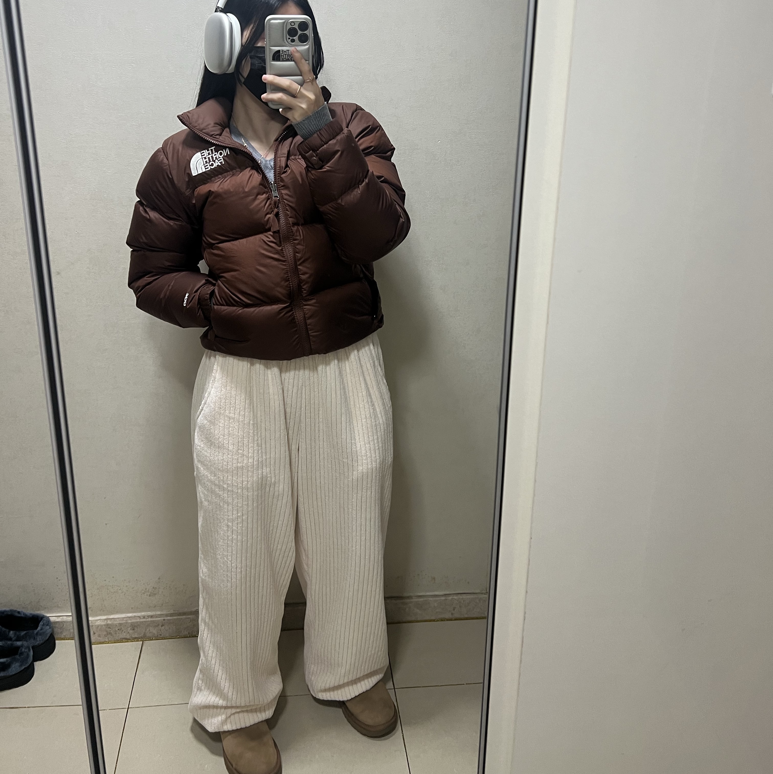 (W) The North Face 1996 Retro Nuptse Jacket Dark Oak 착용 스타일
