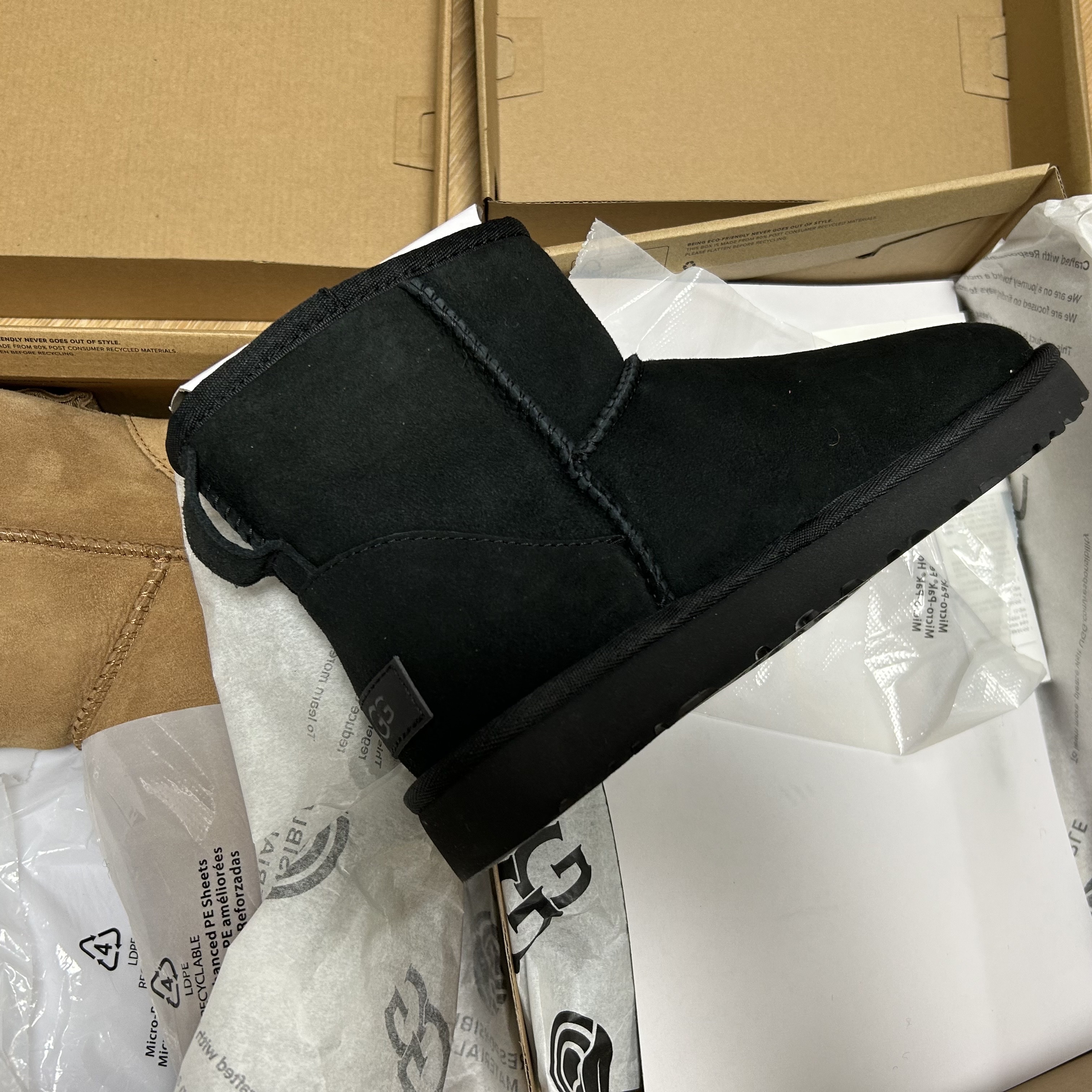 (W) UGG Classic Mini II Boots Black, UGG Classic Mini Boots Chestnut 착용 스타일 - 1