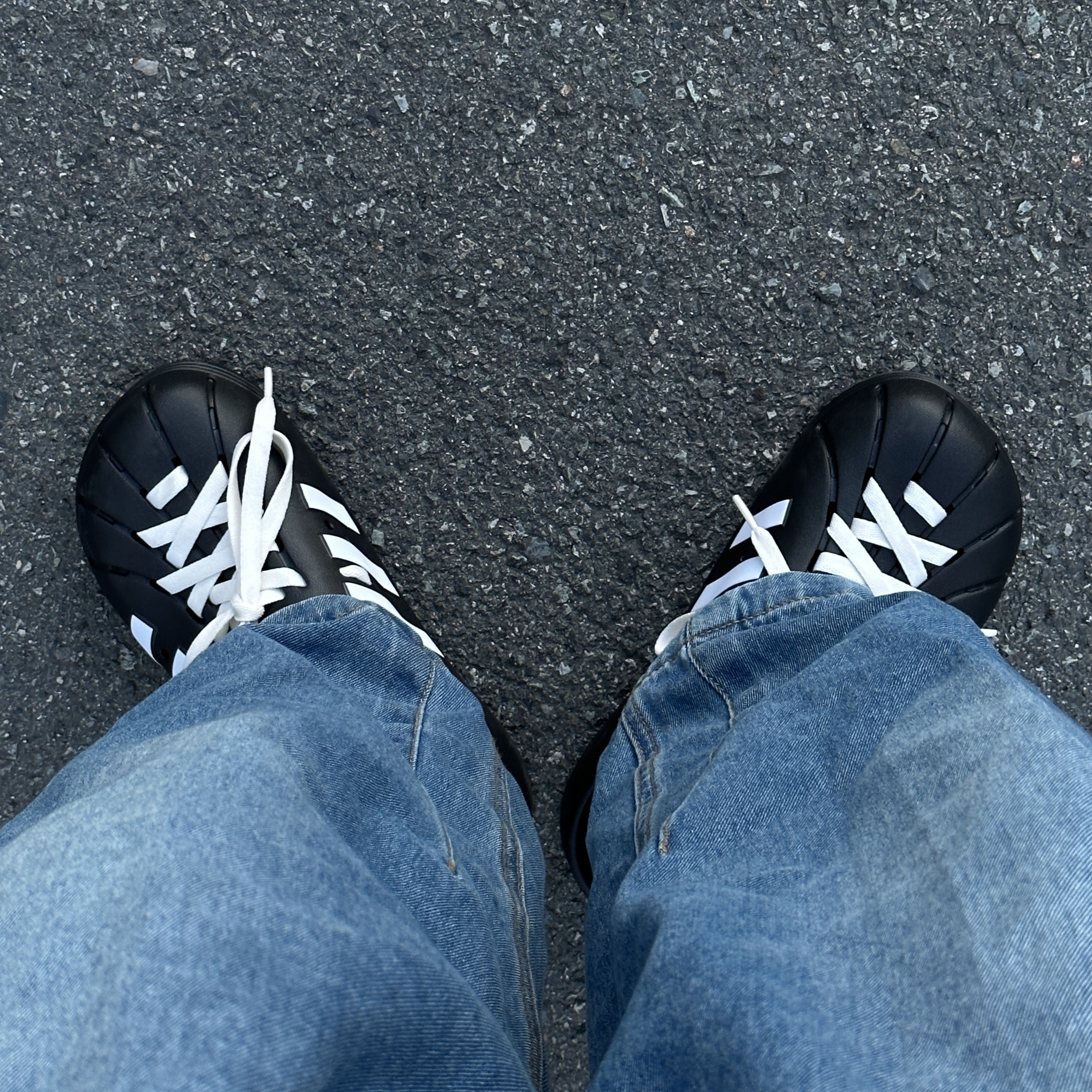 Adidas Adilette Clog Black White 착용 스타일
