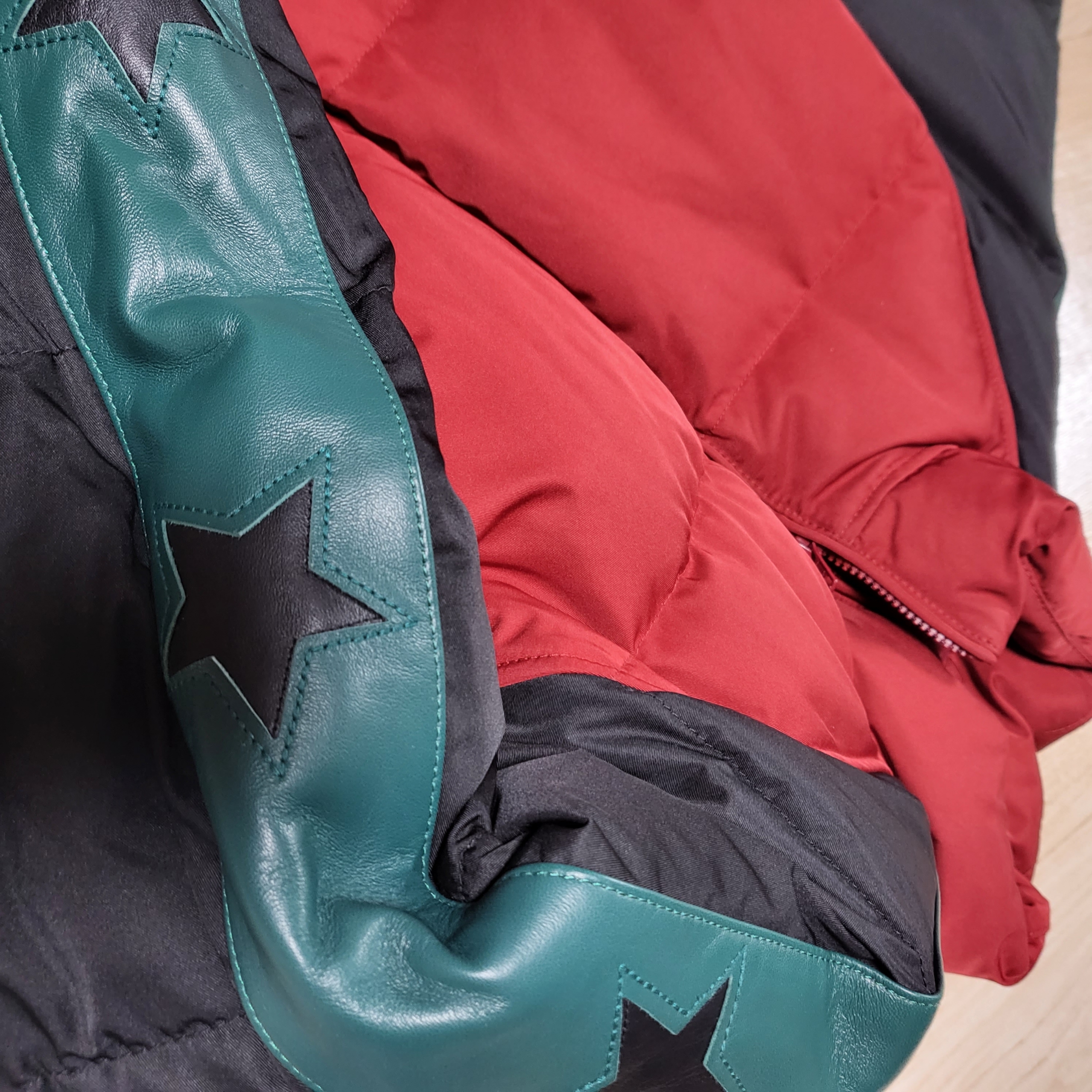 Supreme Star Sleeve Down Puffer Jacket Red - 23FW 착용 스타일 - 4