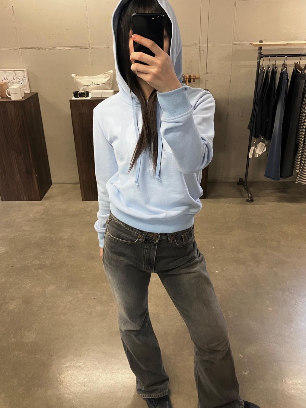 [KREAM 단독] Safarispot Women 1/2 Basic Safari Hoodie White, [KREAM 단독] Safarispot Women 1/2 Basic Safari Hoodie Sky 착용 스타일