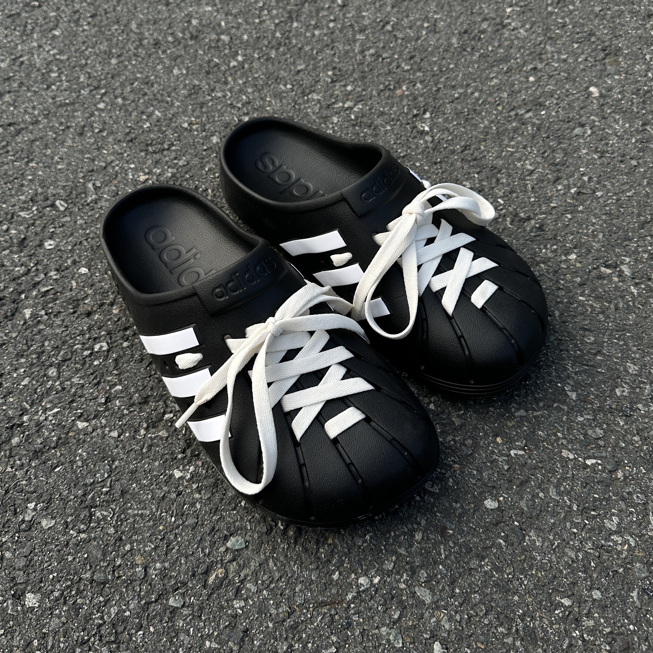 Adidas Adilette Clog Black White 착용 스타일