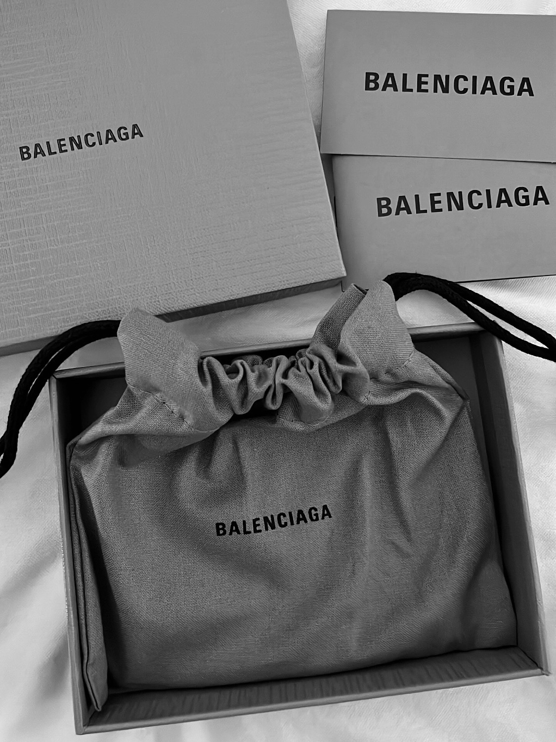 Balenciaga Zipped Card Holder Black 착용 스타일 - 2