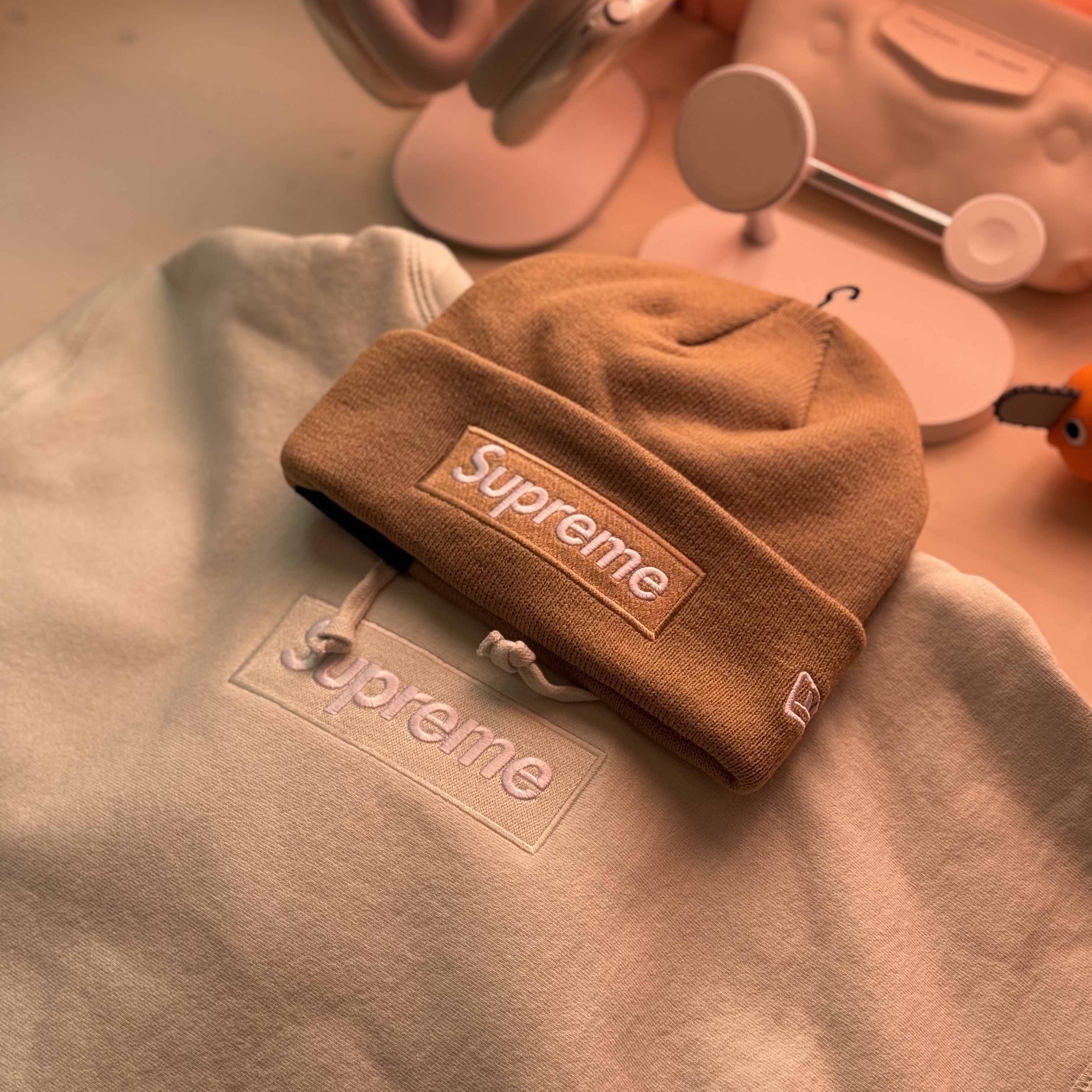 Supreme Box Logo Hooded Sweatshirt Light Green - 23FW, Supreme New Era Box Logo Beanie Dark Sand - 23FW 착용 스타일 - 4