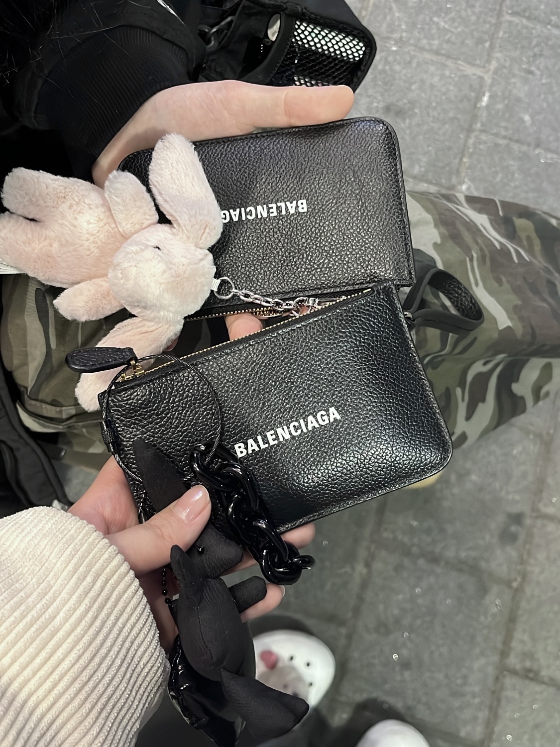 Balenciaga Zipped Card Holder Black 착용 스타일 - 3