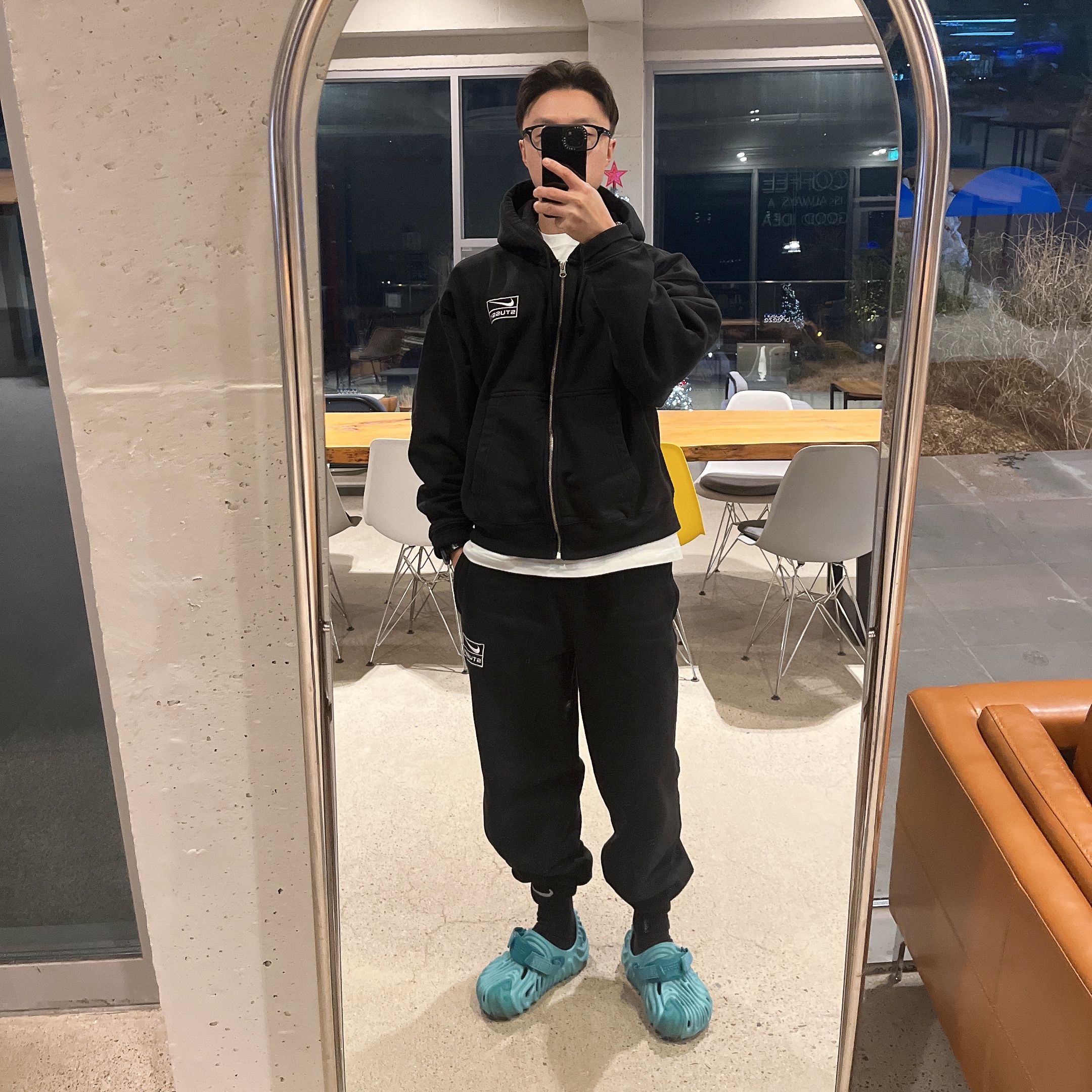 Nike x Stussy Full Zip Washed Fleece Hoodie Black (FJ9175-010), Nike x Stussy NRG Washed Fleece Pants Black (DO5296-010) 착용 스타일