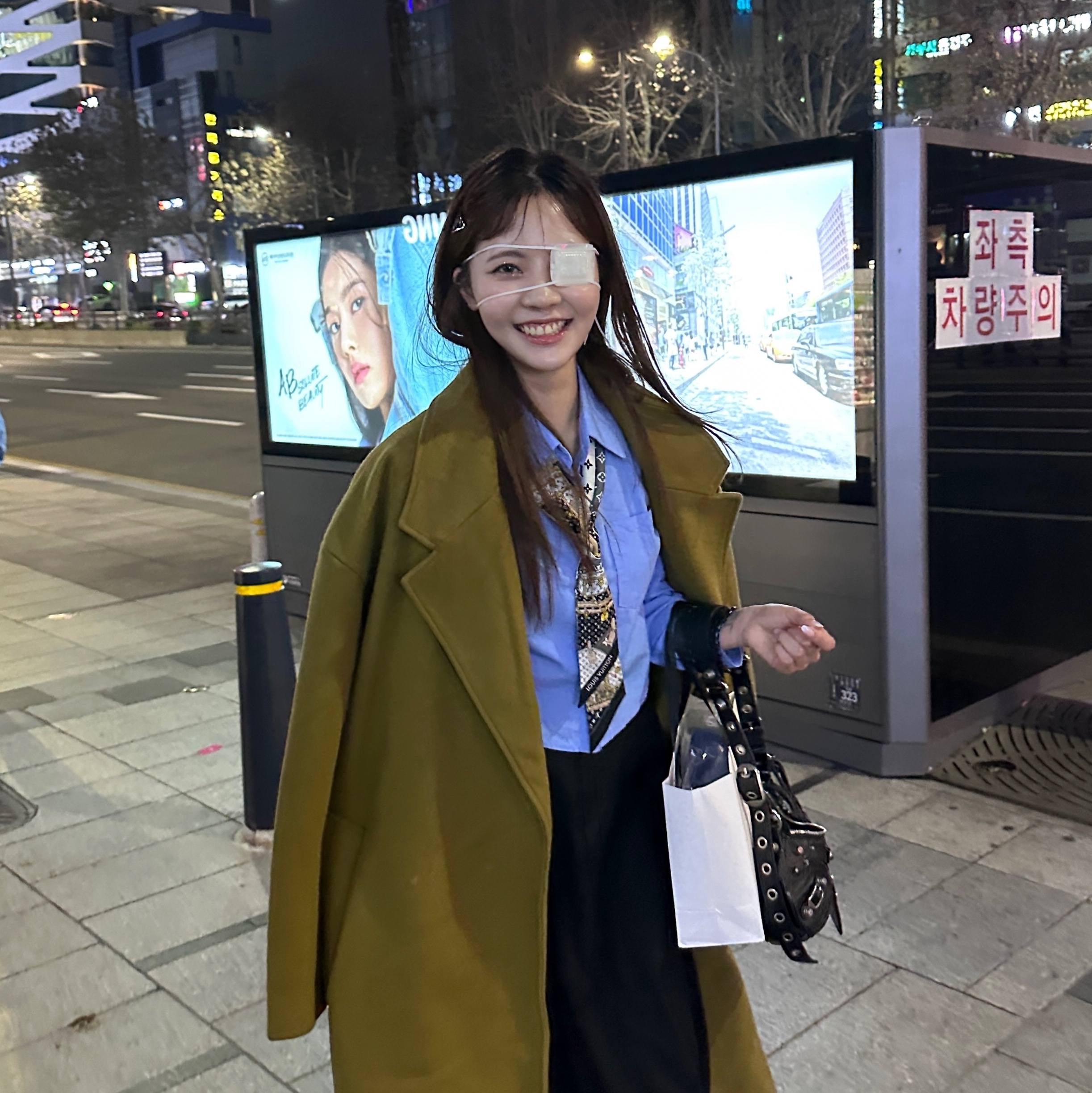 (W) Louis Vuitton Let's Go BB Bandeau Black, Balenciaga Arena Lambskin Le Cagole XS Shoulder Bag Black 착용 스타일 - 1