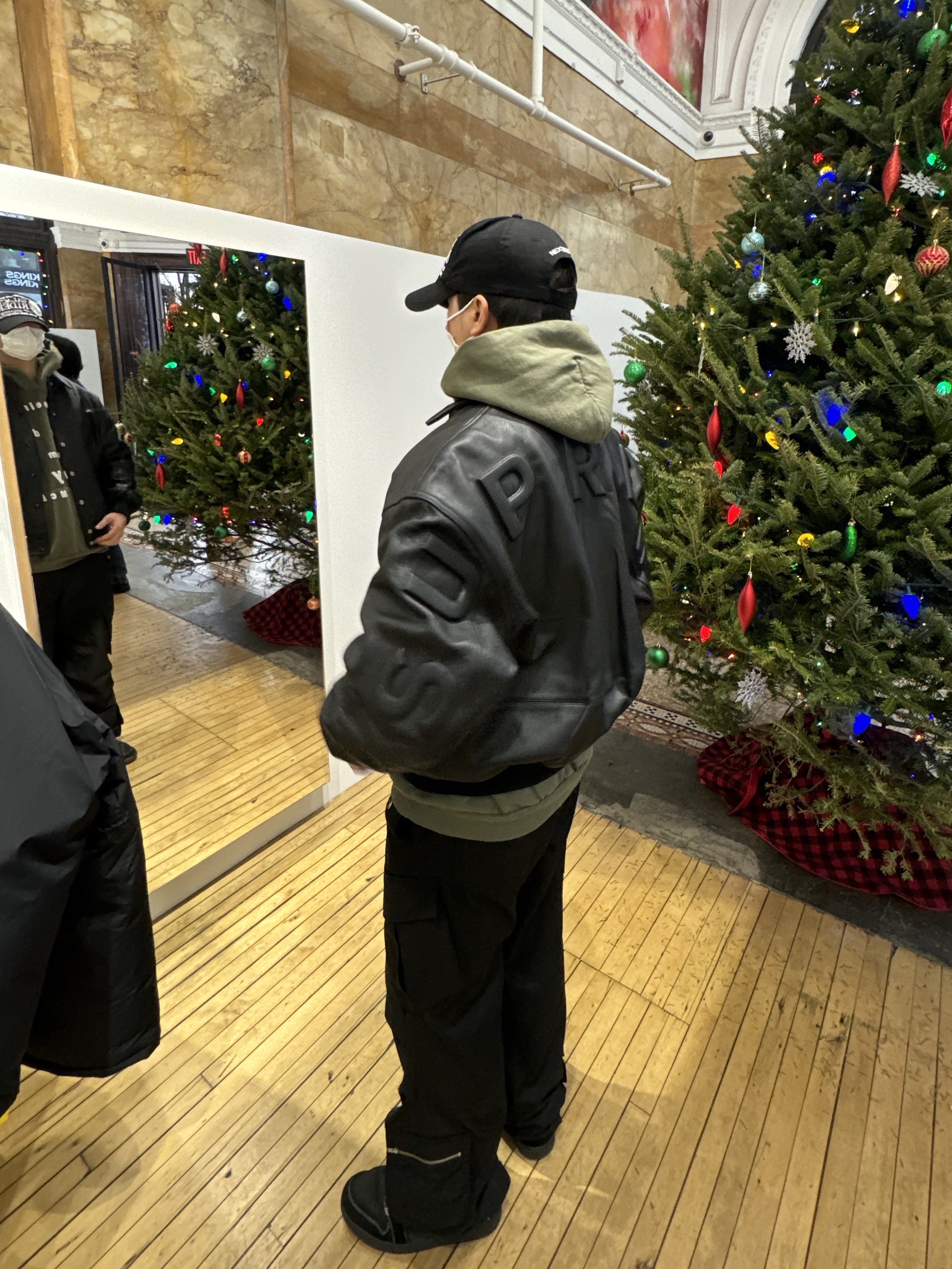 Supreme Gore-Tex Infinium Windstopper Leather Varsity Jacket Black - 23FW 착용 스타일 - 2