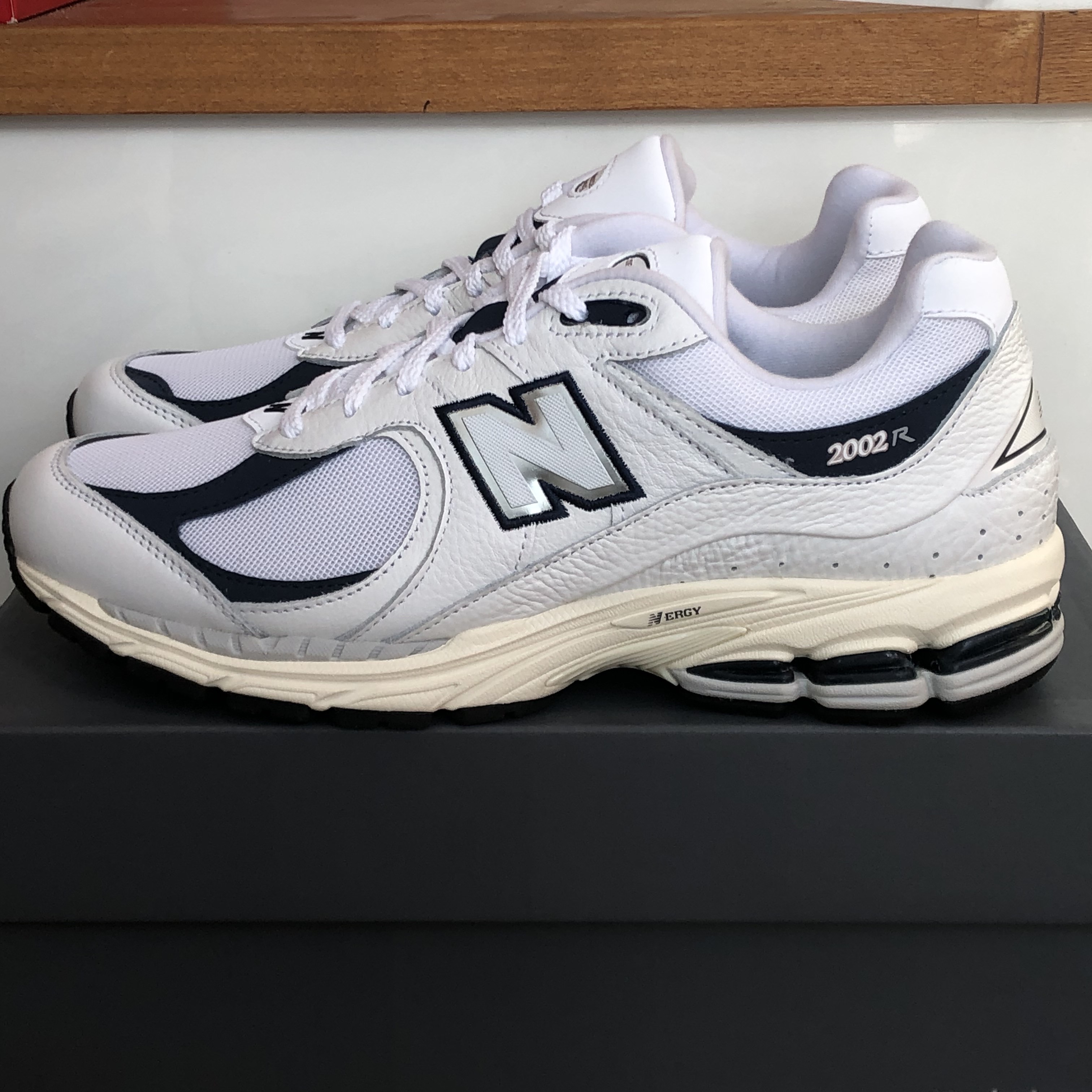 New Balance 2002R White 착용 스타일