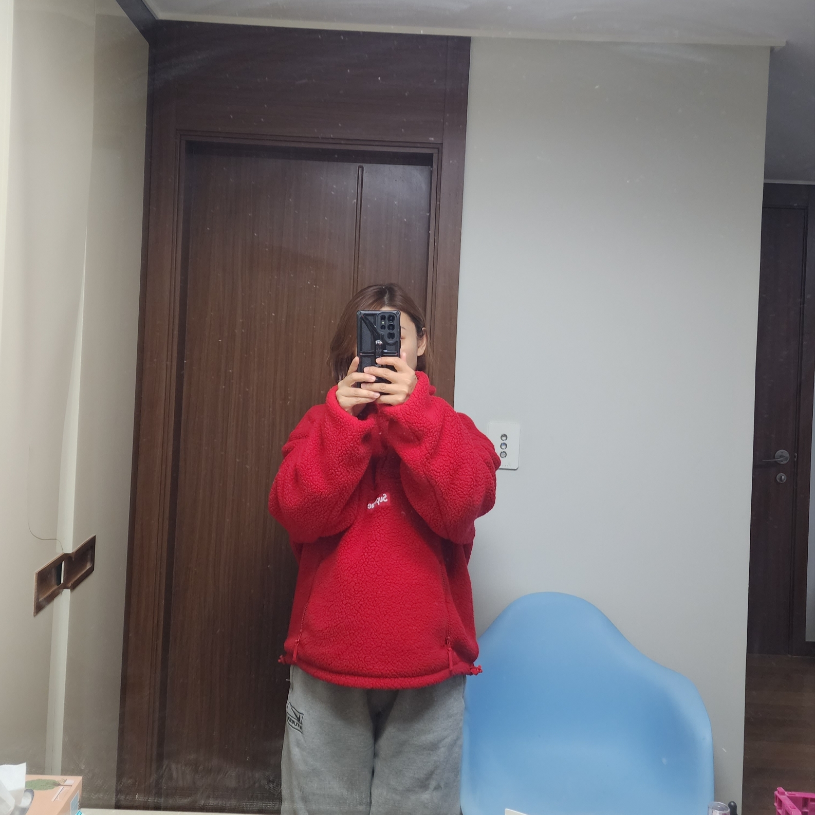 Supreme Polartec Shearling Reversible Pullover Red - 23FW, Nike x Stussy NRG Fleece Pants Dark Grey Heather (DO9340-063) 착용 스타일 - 1