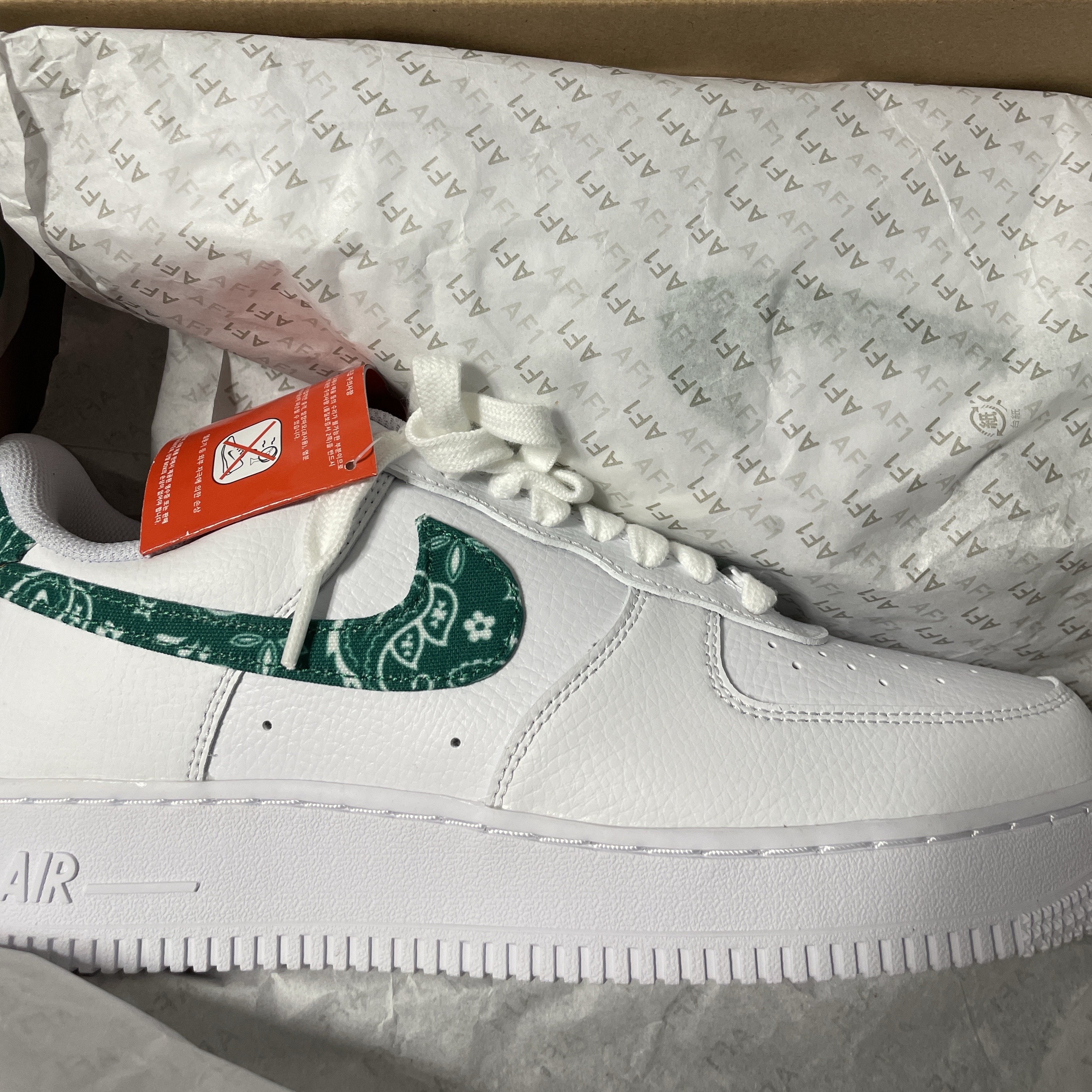 (W) Nike Air Force 1 '07 Essential Paisley Swoosh White Malachite 착용 스타일