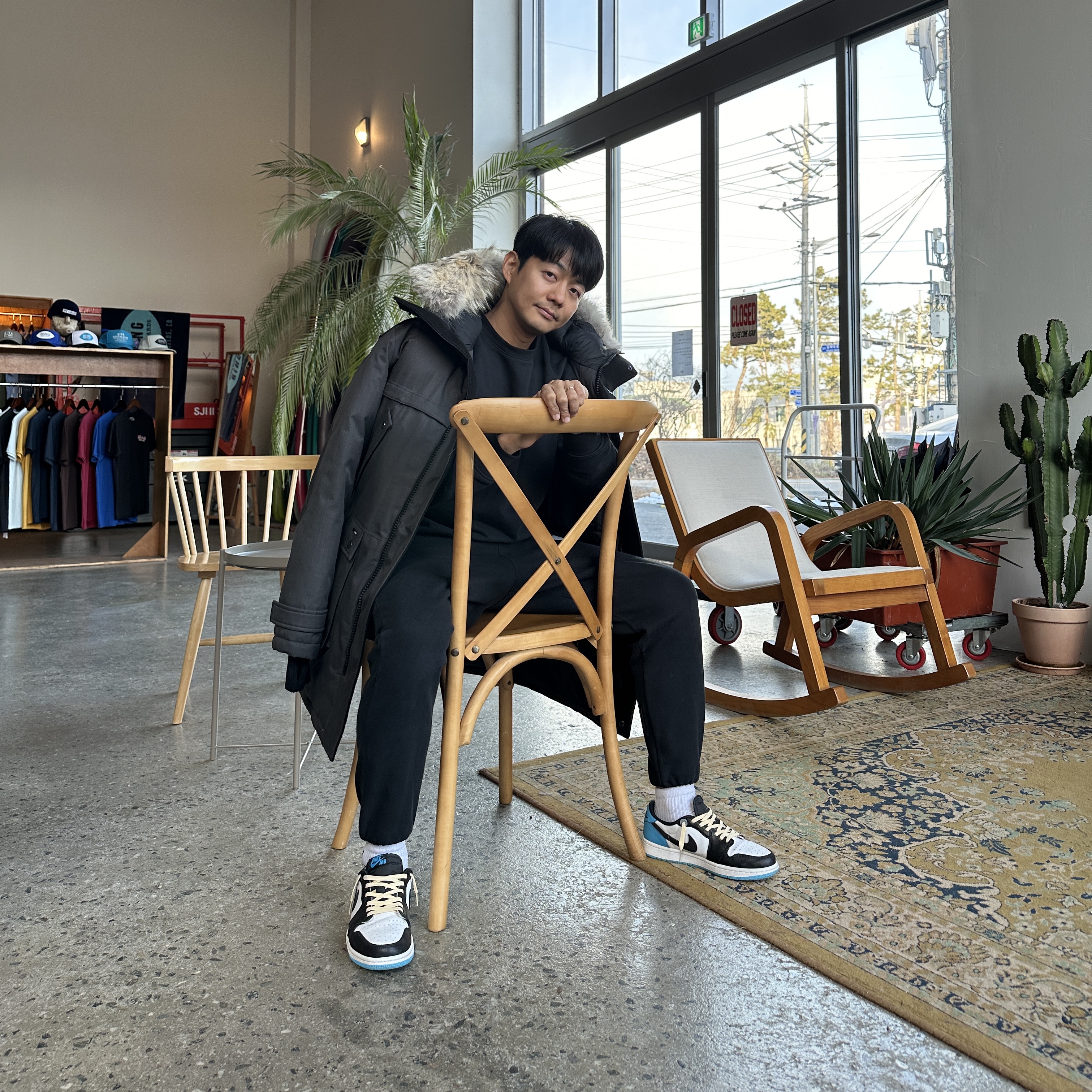 Jordan 1 Retro Low OG Black and Dark Powder Blue, Jordan Essentials Fleece Crewneck Sweatshirt Black - Asia 착용 스타일