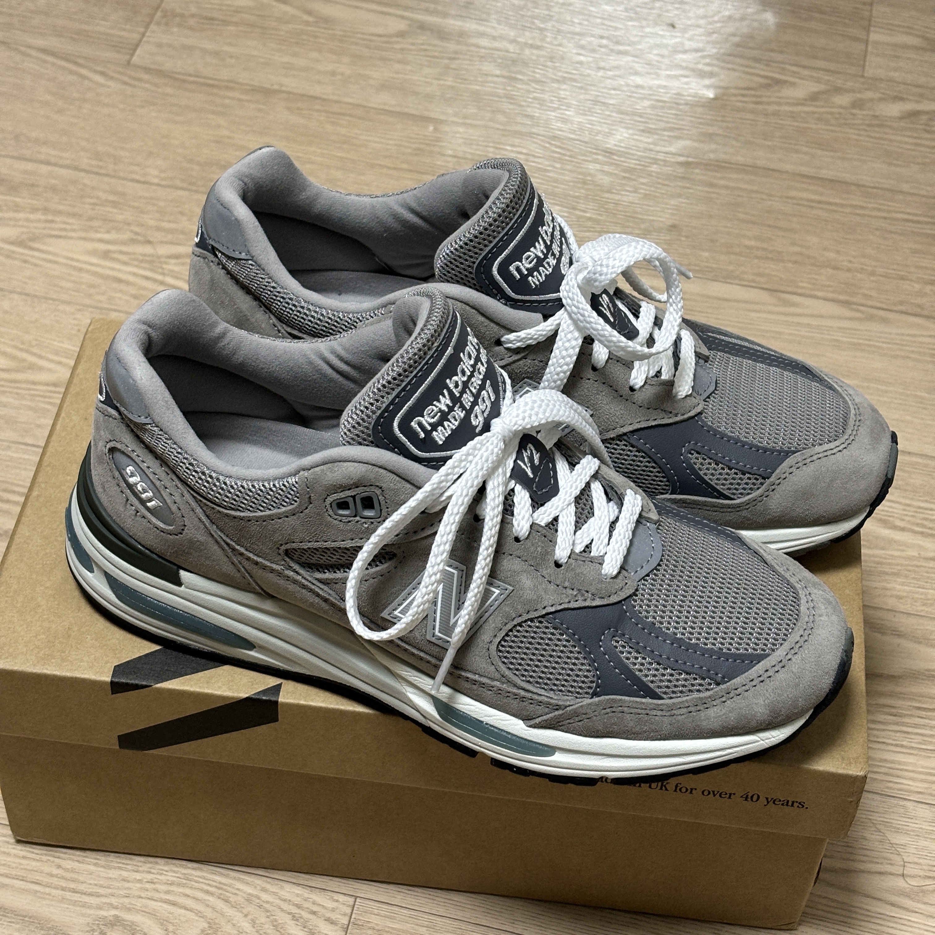 New Balance 991v2 Made in UK Rock Ridge Alloy Silver 착용 스타일