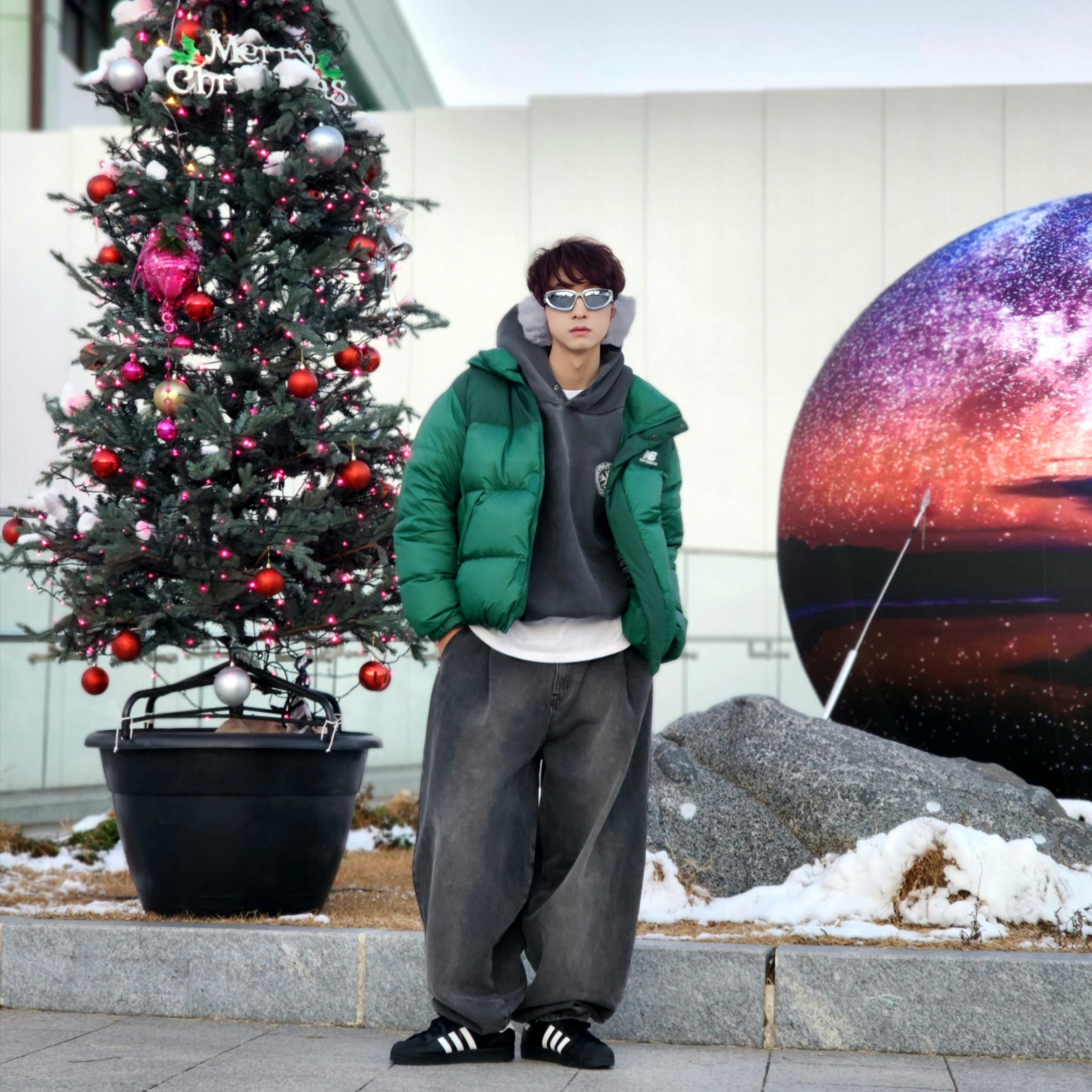 Adidas Superstar Core Black White, Punch Drunk Parties Circle Logo Garment Dyed Hoodie Charcoal 착용 스타일 - 3
