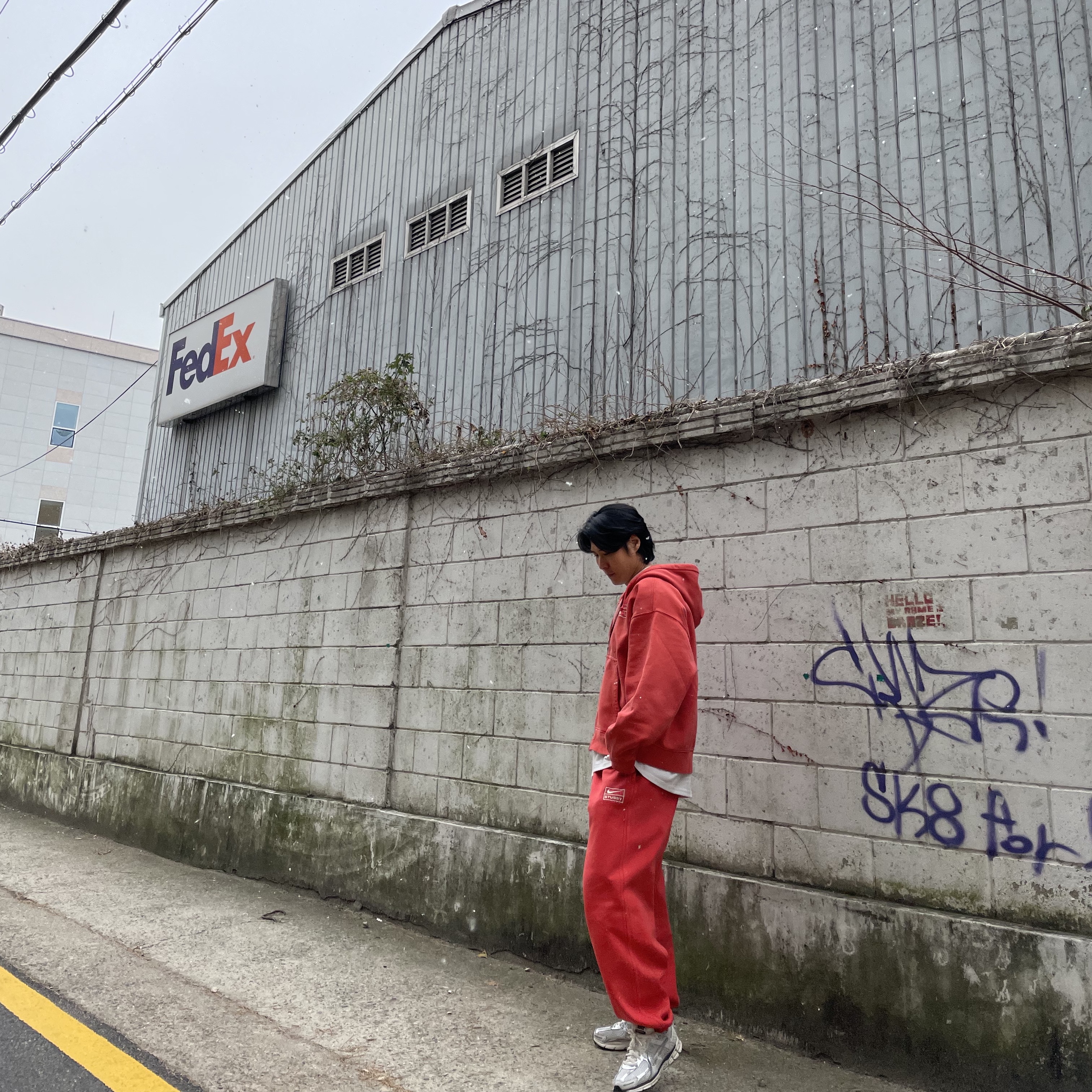 Nike x Stussy Pigment Dyed Fleece Pants Habanero Red (FJ9157-642), Nike x Stussy Full Zip Pigment Dyed Fleece Hoodie Habanero Red (FJ9161-642) 착용 스타일 - 3