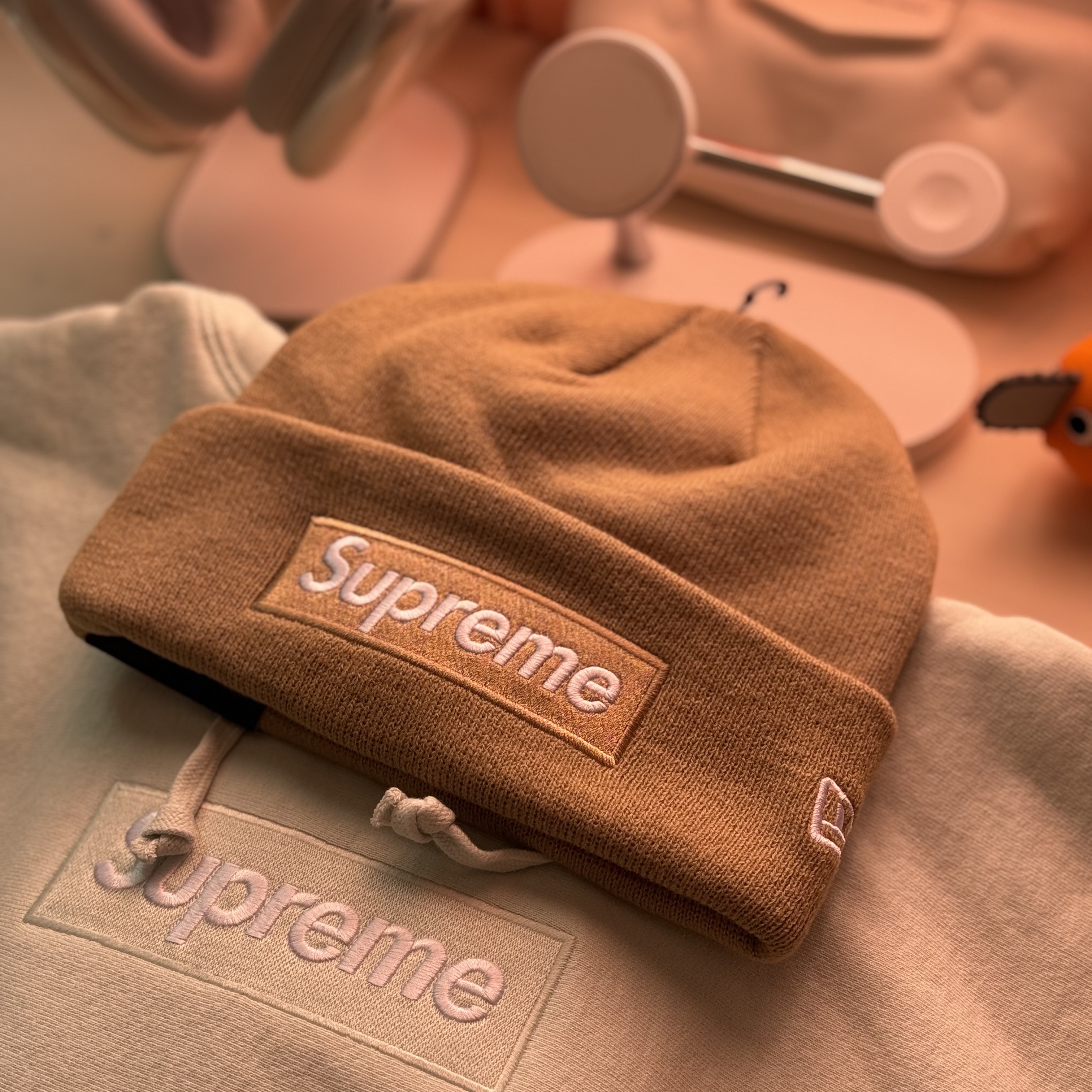 Supreme Box Logo Hooded Sweatshirt Light Green - 23FW, Supreme New Era Box Logo Beanie Dark Sand - 23FW 착용 스타일 - 1