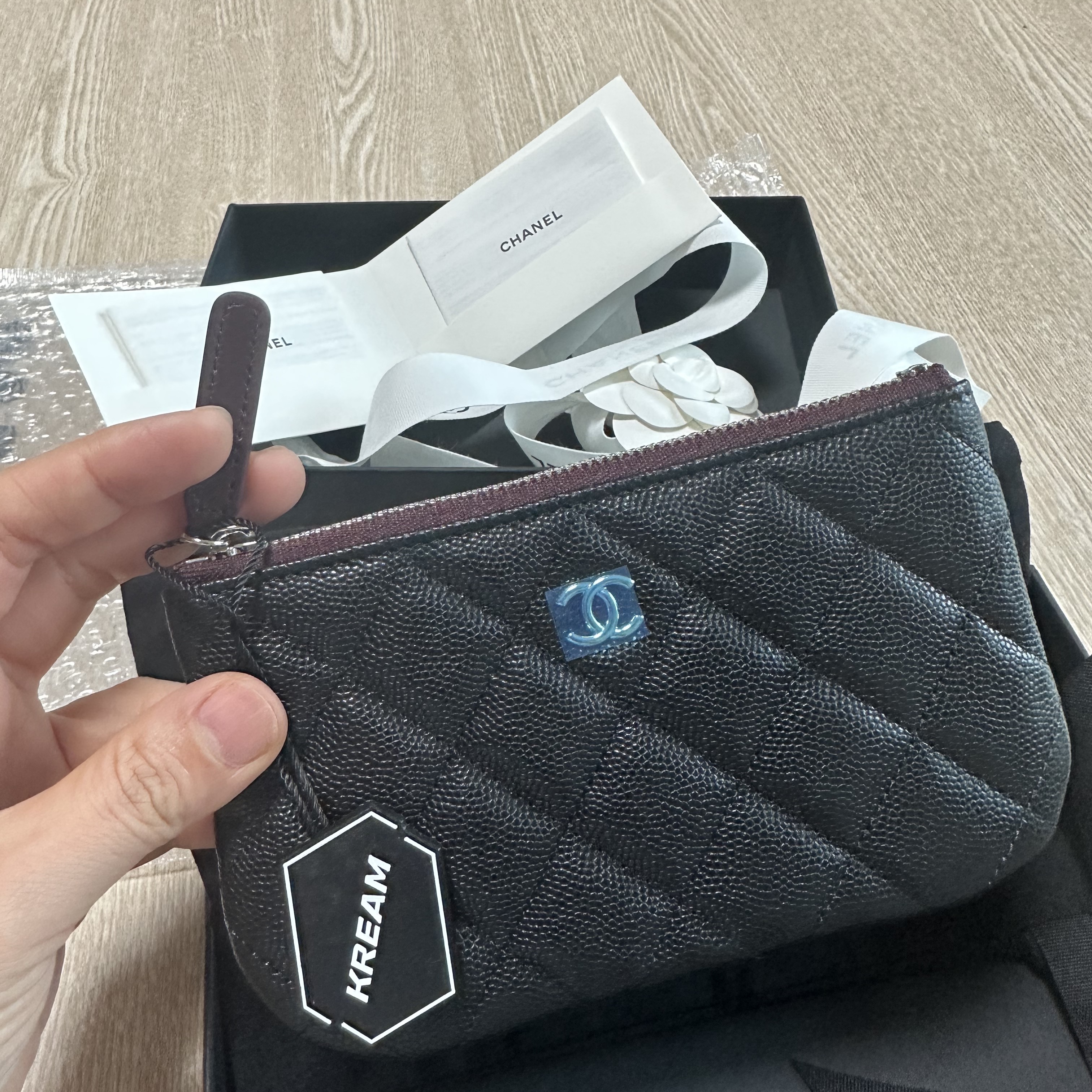 샤넬 클래식 미니 파우치 그레인드 카프스킨 & 실버 메탈 블랙 착용 스타일 - 1
