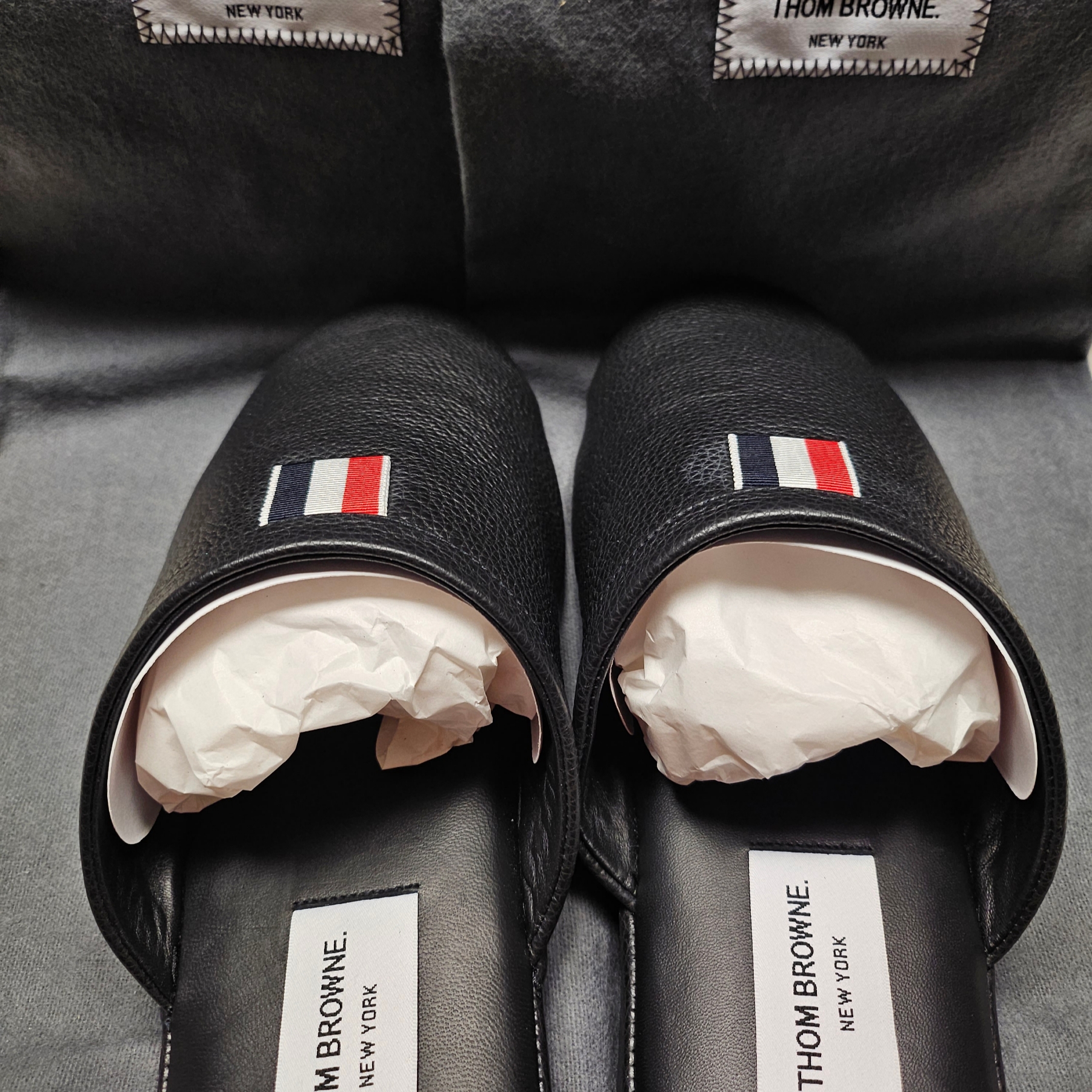 Thom Browne Pebbled Grosgrain Tab Slipper Black 착용 스타일 - 2