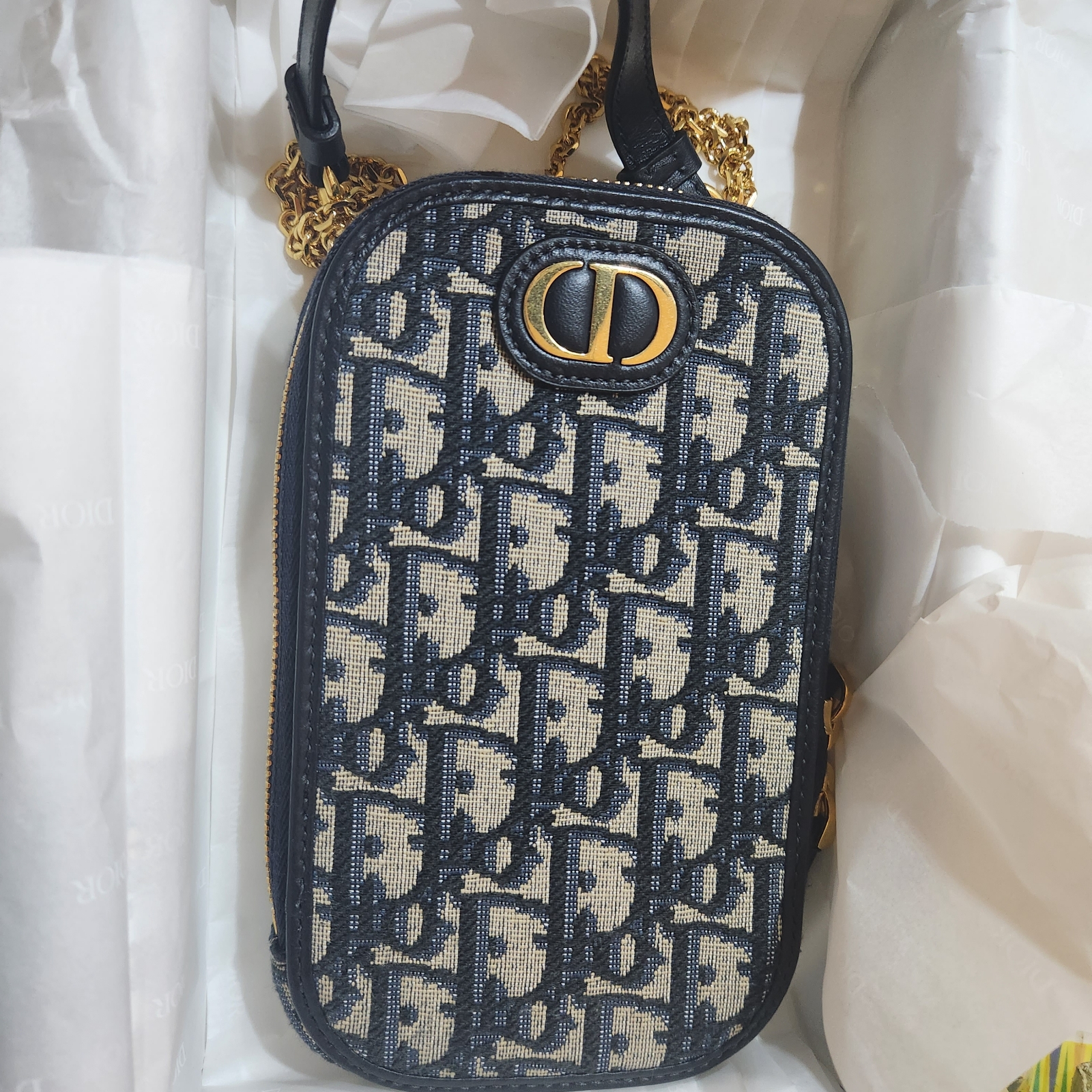 Dior 30 Montaigne Phone Holder Blue Dior Oblique Jacquard 착용 스타일