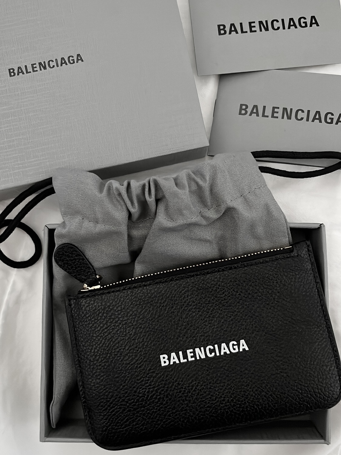 Balenciaga Zipped Card Holder Black 착용 스타일 - 1
