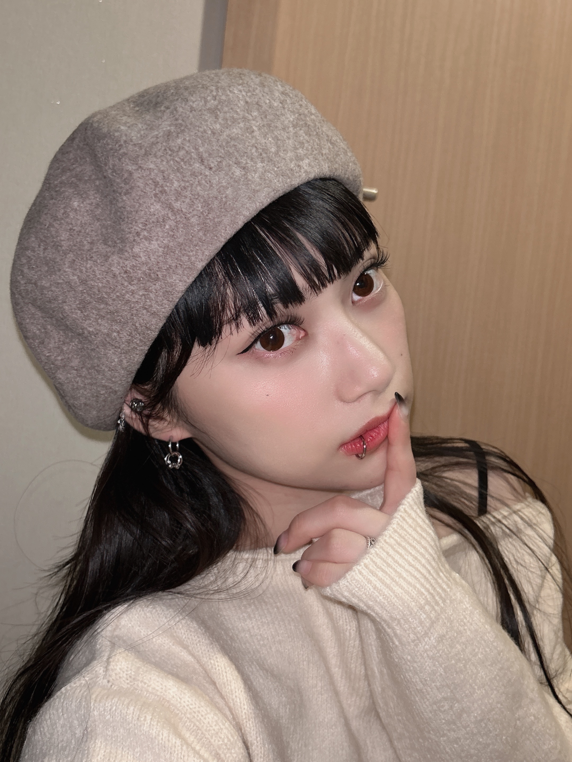 (W) Vivienne Westwood Line Orb Embroidery Basque Beret Mocha Brown 착용 스타일