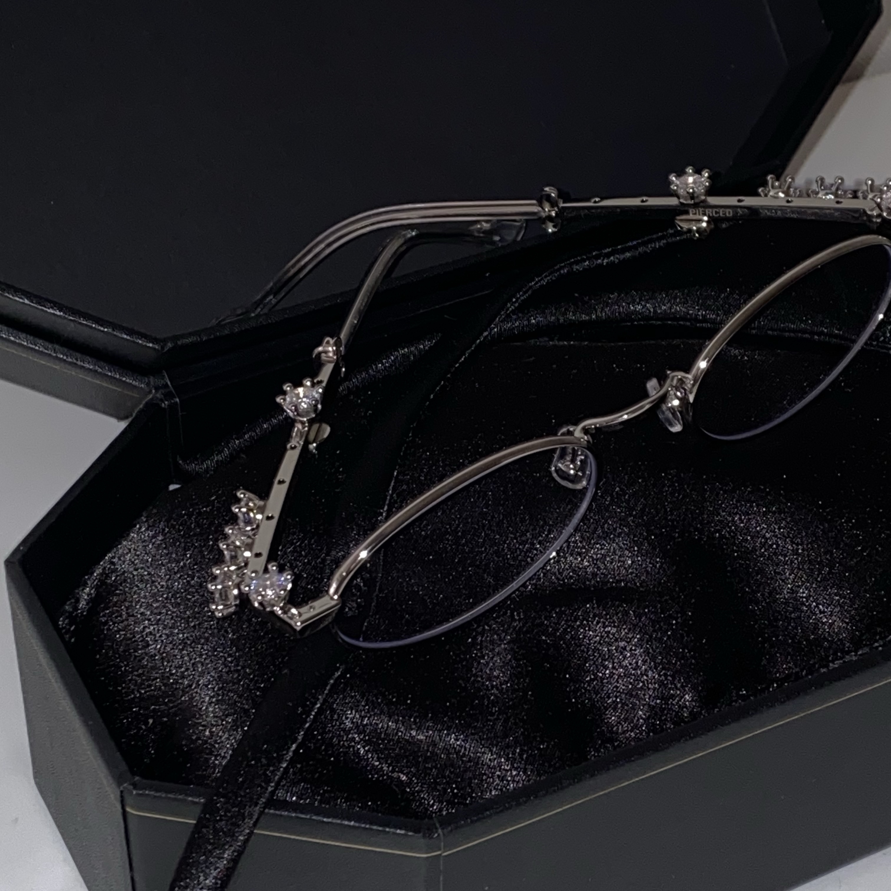Gentle Monster x D'heygere Pierced 02 Silver 착용 스타일 - 2
