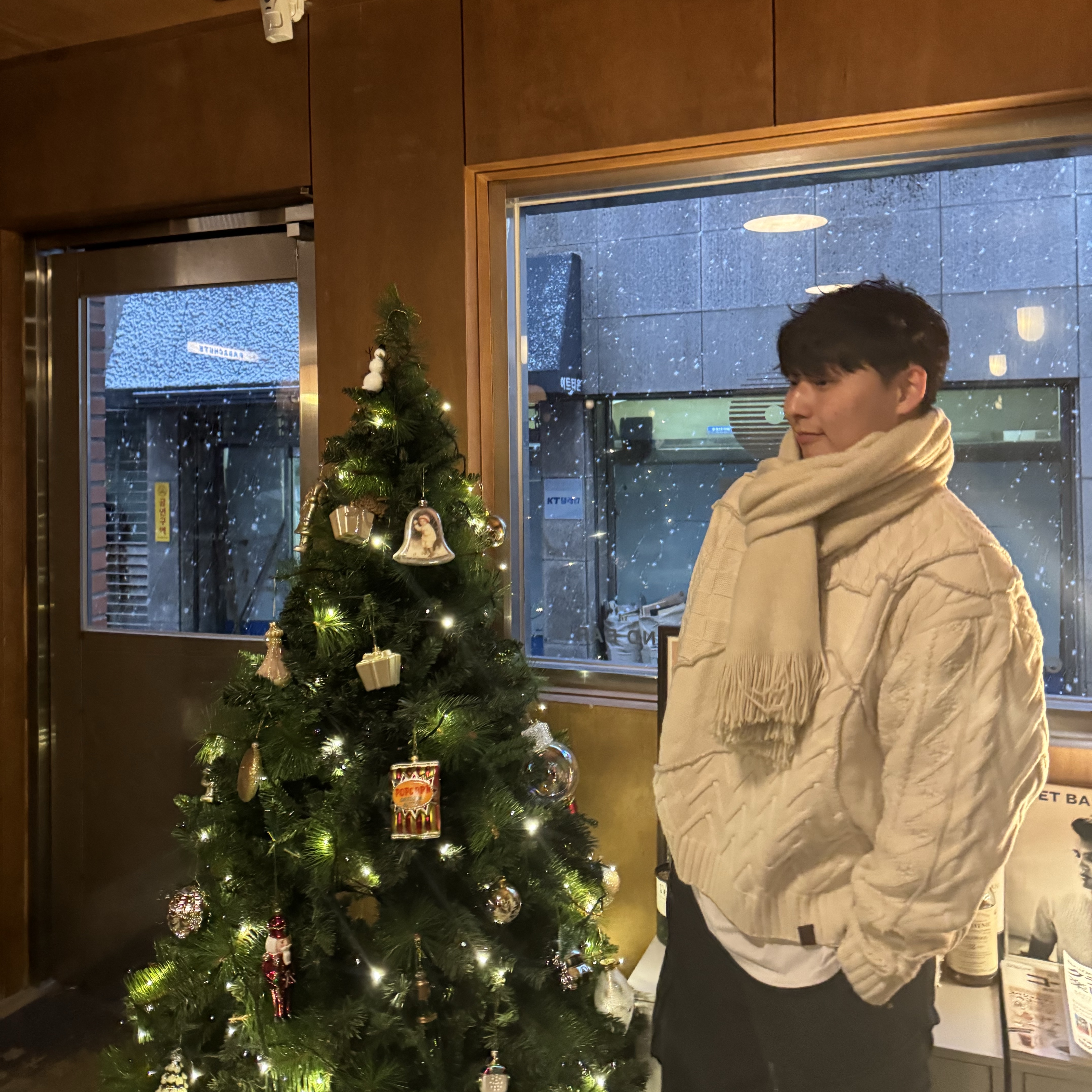 Zara x Ader Error Patchwork Oversize Knit Sweater Cream, ParaJumpers Gobi Short Jacket Black - 23FW 착용 스타일 - 2