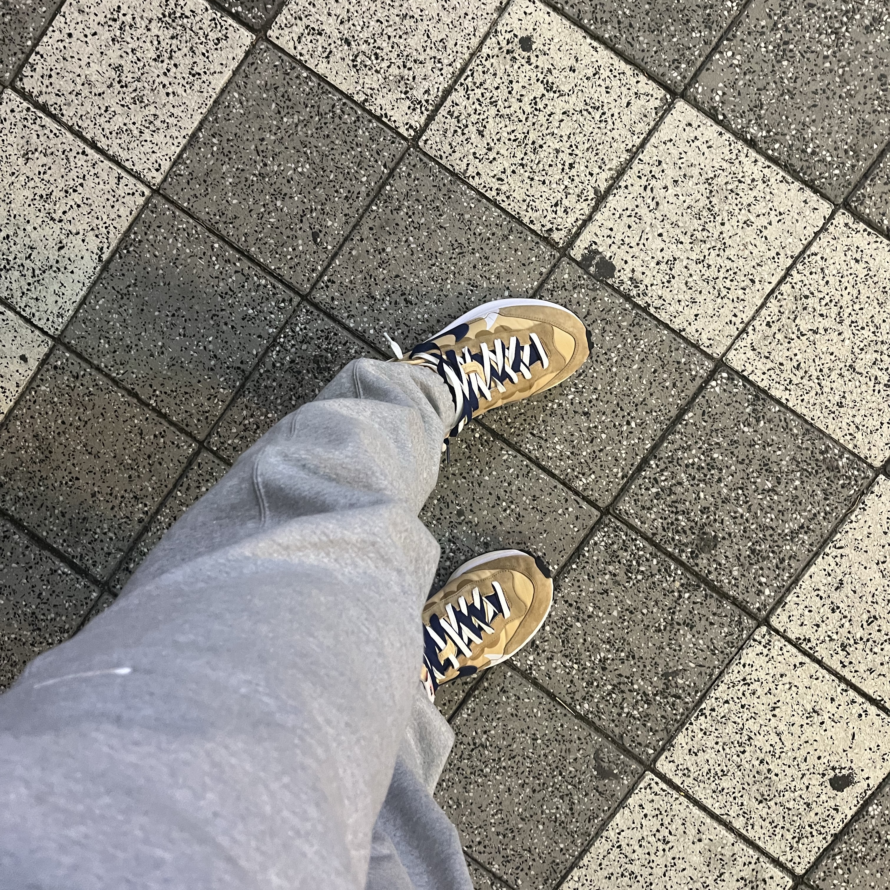 Nike x Sacai VaporWaffle Sesame and Blue Void 착용 스타일