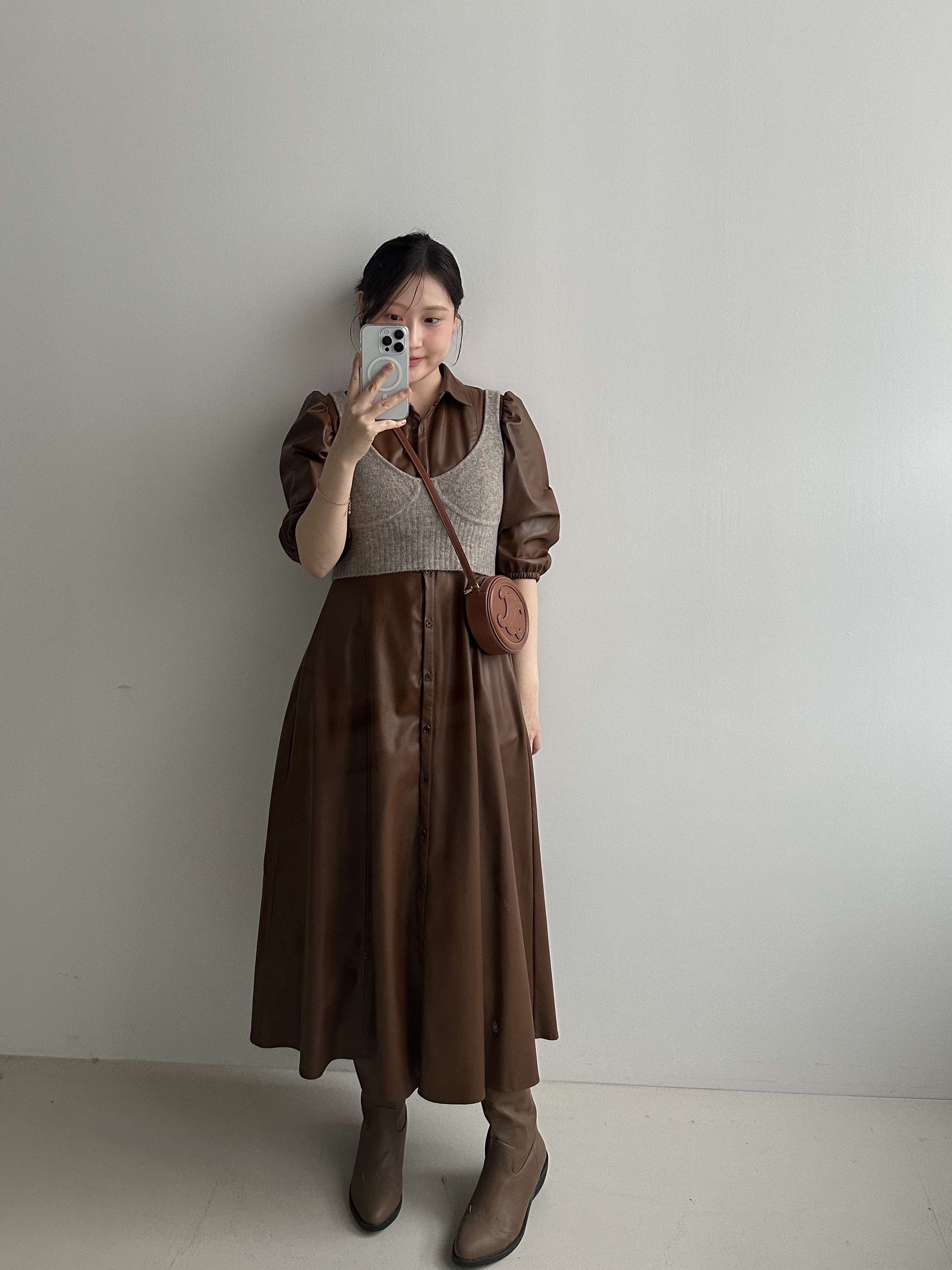 Celine Crossbody Oval Purse Cuir Triomphe in Smooth Calfskin Tan 착용 스타일 - 3
